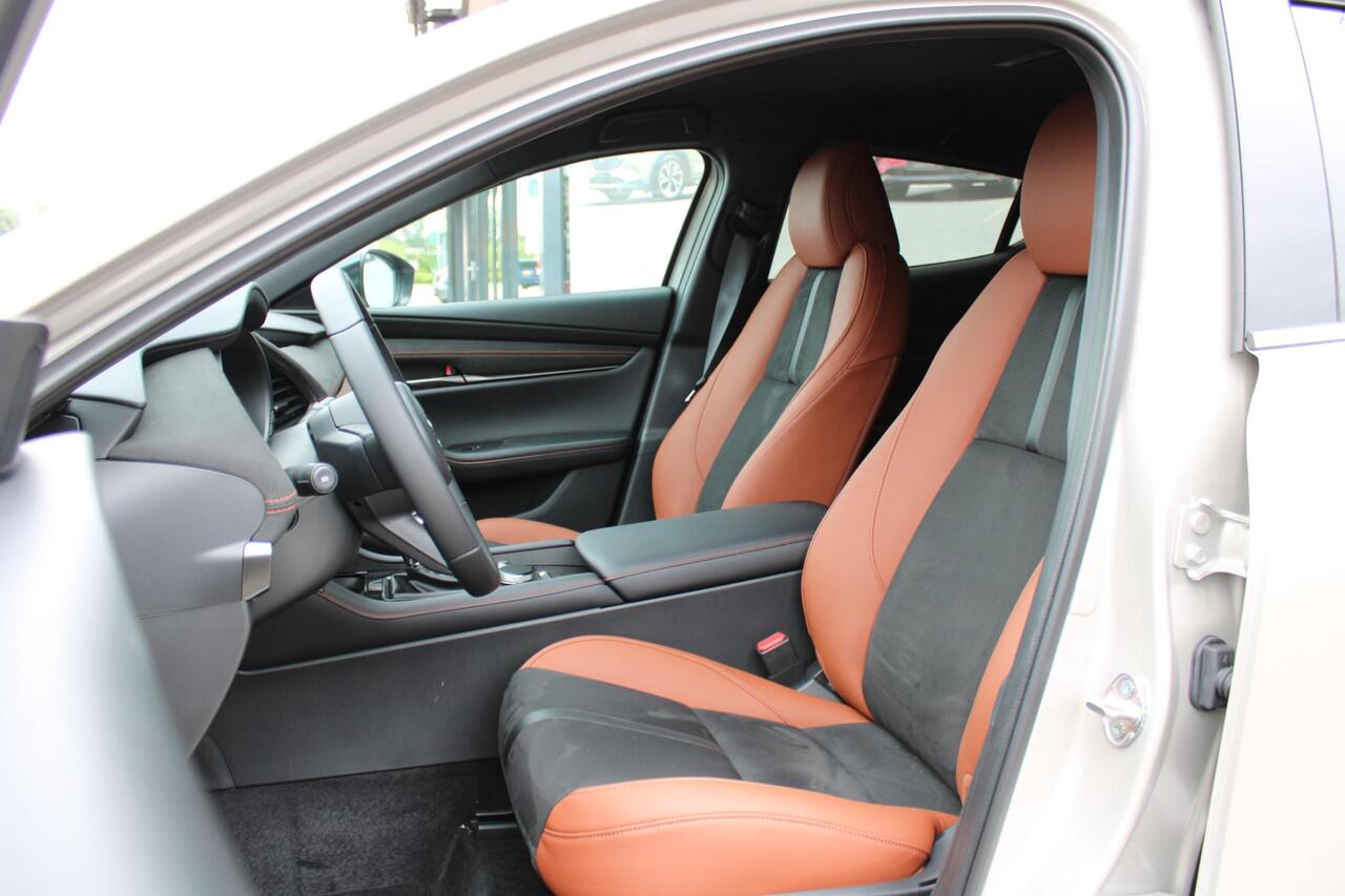 Mazda 3 2.0 e-SkyActiv-X M Hybrid 186 Nagisa Demovoordeel ¤ 5.000,-, Bruin Leder, Bose, Navi, Adap.Cruise, Clima, Apple Carplay, Camera, PDC, HUD, Stoelverwarming, 18" LMV