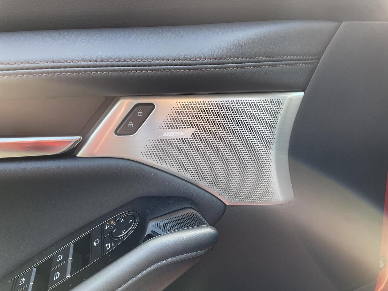 Mazda 3 3 Sedan 2.0 E-SkyActiv-X 186 Takumi Demovoordeel ¤ 5.000,- , Automaat, Leder, Bose, 360 Camera, HUD, LMV 18 Inch, Clima, Stoelverwarming, Stuurverwarming, Navi, Apple Carplay, LKA, Adap. Cruise