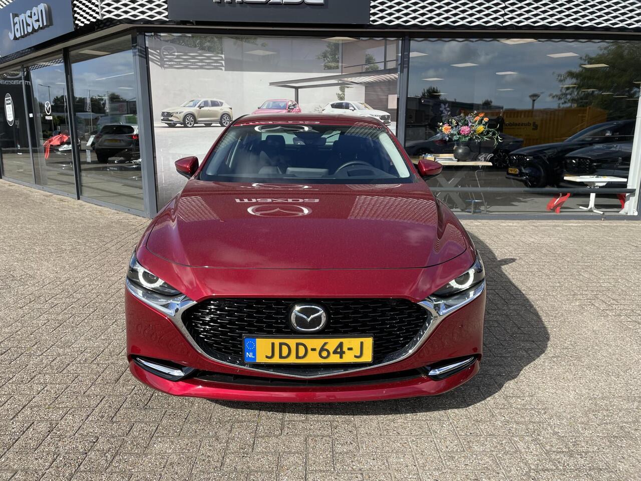 Mazda 3 3 Sedan 2.0 E-SkyActiv-X 186 Takumi , Demovoordeel ¤ 8.940,- , Automaat, Leder, Bose, 360 Camera, HUD, LMV 18 Inch, Clima, Stoelverwarming, Stuurverwarming, Navi, Apple Carplay, LKA, Adap. Cruise