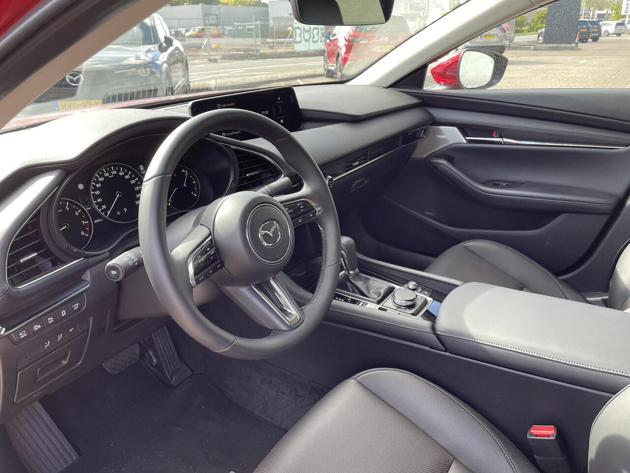 Mazda 3 3 Sedan 2.0 E-SkyActiv-X 186 Takumi , Demovoordeel ¤ 8.940,- , Automaat, Leder, Bose, 360 Camera, HUD, LMV 18 Inch, Clima, Stoelverwarming, Stuurverwarming, Navi, Apple Carplay, LKA, Adap. Cruise