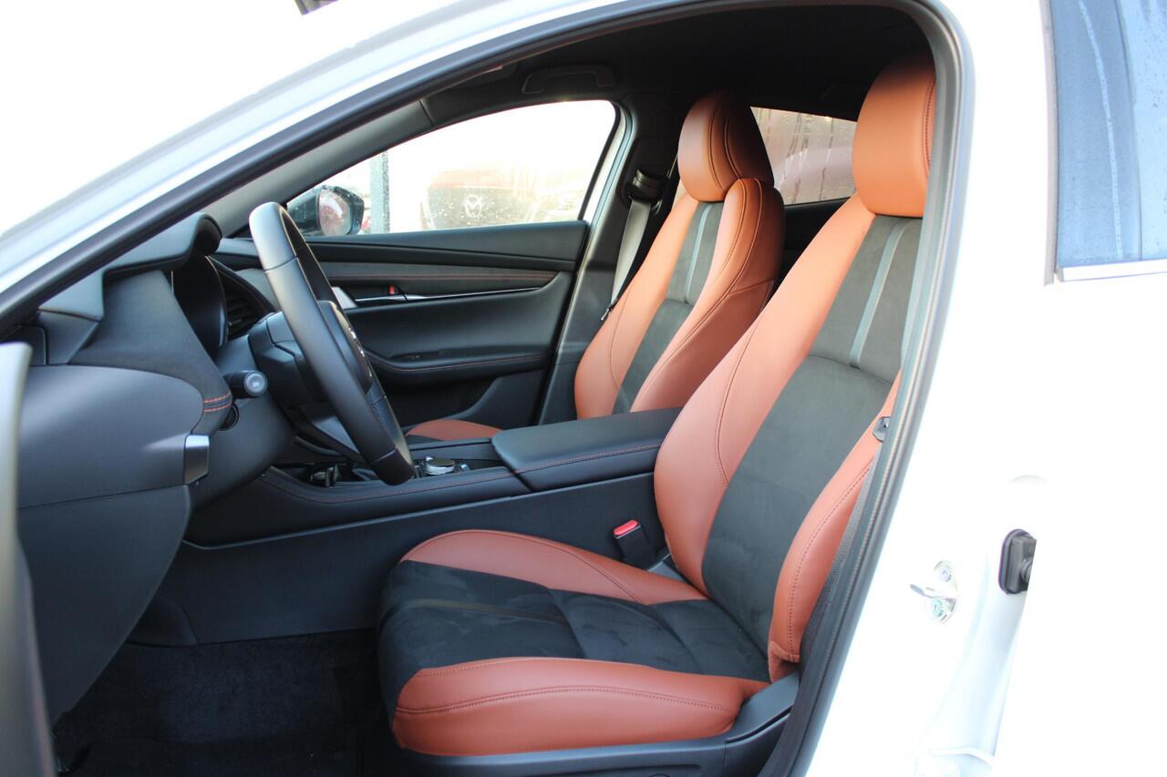 Mazda 3 HB 2.5 e-SkyActiv-G M Hybrid 140 Nagisa , Demovoordeel ¤ 7.790,-, Automaat, Bruin Leder, Bose, Navi, Adap.Cruise, Clima, Apple Carplay, Camera, PDC, HUD, Stoelverwarming, 18" LMV