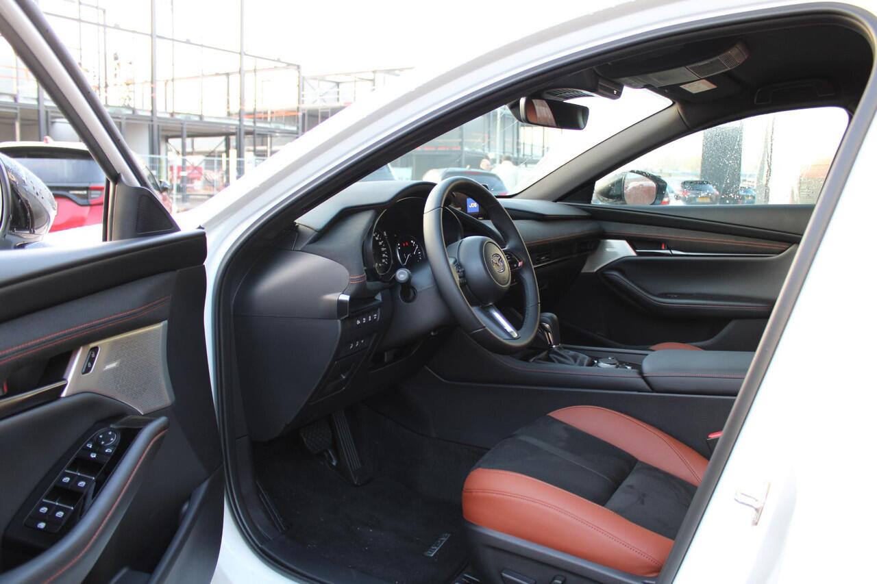 Mazda 3 HB 2.5 e-SkyActiv-G M Hybrid 140 Nagisa , Demovoordeel ¤ 7.790,-, Automaat, Bruin Leder, Bose, Navi, Adap.Cruise, Clima, Apple Carplay, Camera, PDC, HUD, Stoelverwarming, 18" LMV