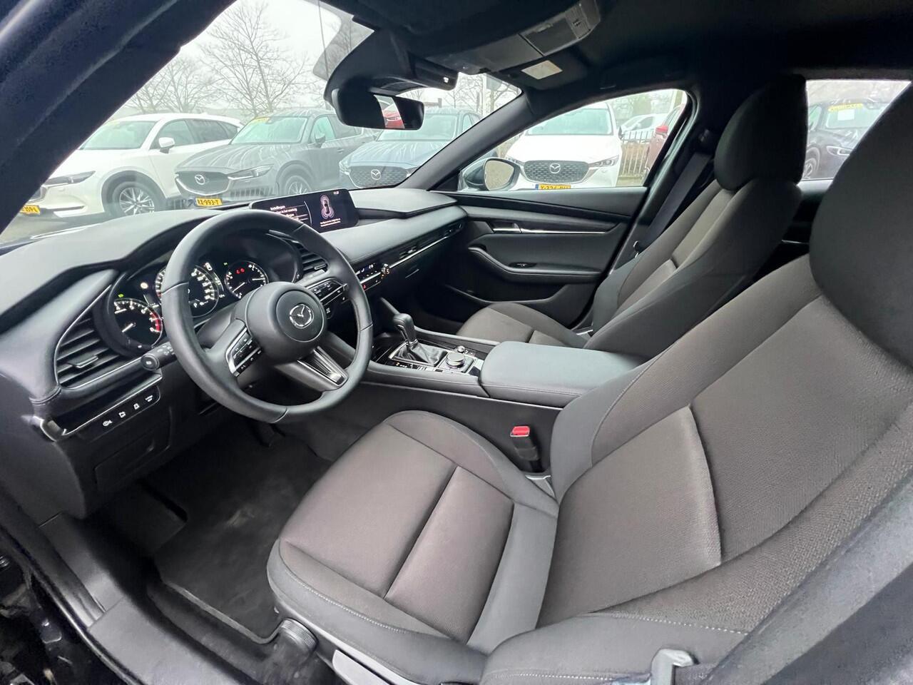 Mazda 3 2.5 e-SkyActiv-G M Hybrid 140 Centre-line | AUTOMAAT | *6 JAAR GARANTIE | APPLE & ANDROID AUTO | CAMERA | NAVIGATIE | STUUR + STOELVERWARMING |