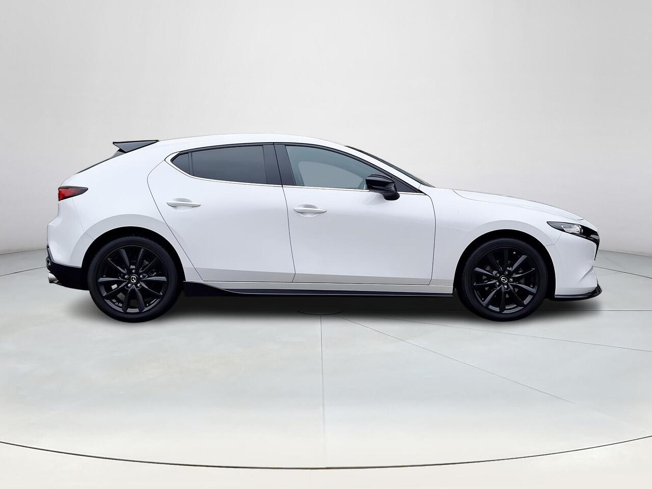 Mazda 3 2.0 e-SkyActiv-X M Hybrid 186 Nagisa | Aero pakket | Alcantara/Leder met stoelgeheugen | Achteruitrijcamera | Bose | HeadupDisplay | Navigatie en draadloze Applecarplay\Androidauto | Verlichte Dorpelbeschermers | Parelmoer Wit