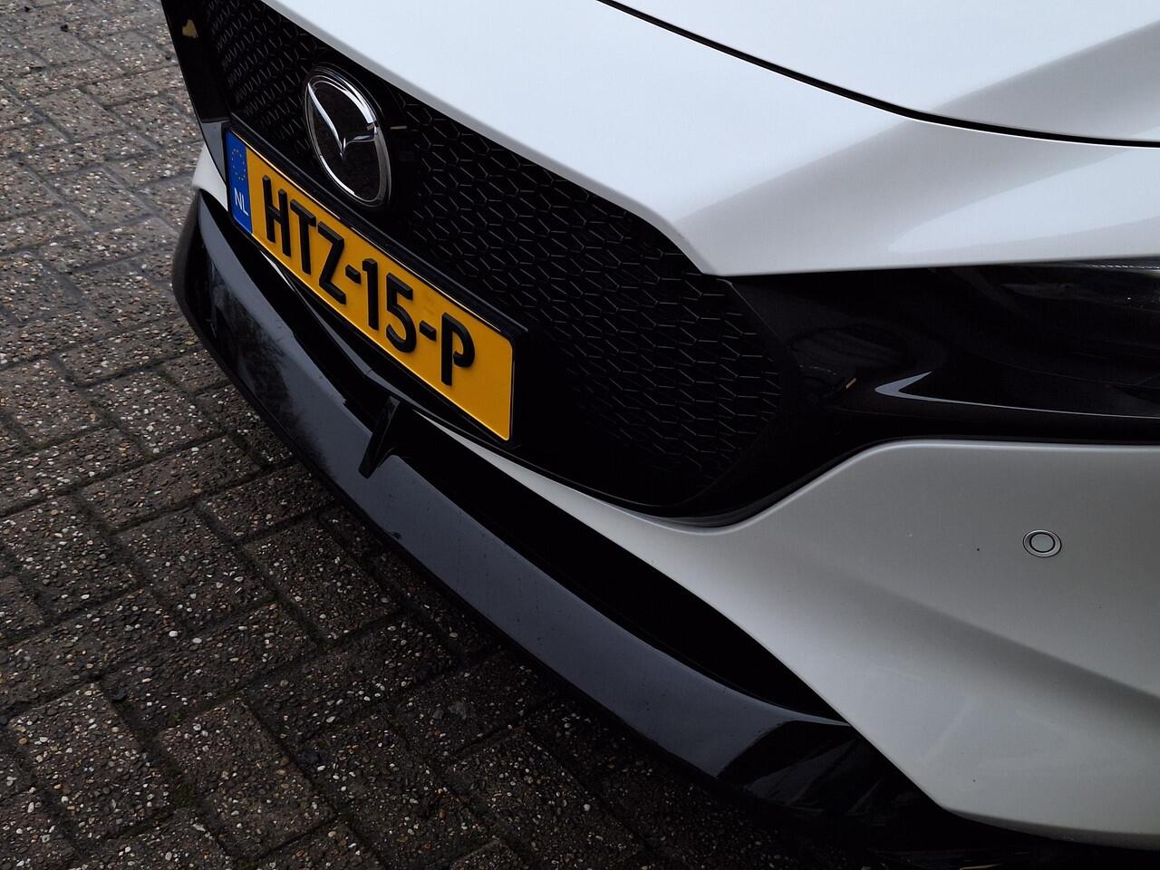 Mazda 3 2.0 e-SkyActiv-X M Hybrid 186 Nagisa | Aero pakket | Alcantara/Leder met stoelgeheugen | Achteruitrijcamera | Bose | HeadupDisplay | Navigatie en draadloze Applecarplay\Androidauto | Verlichte Dorpelbeschermers | Parelmoer Wit