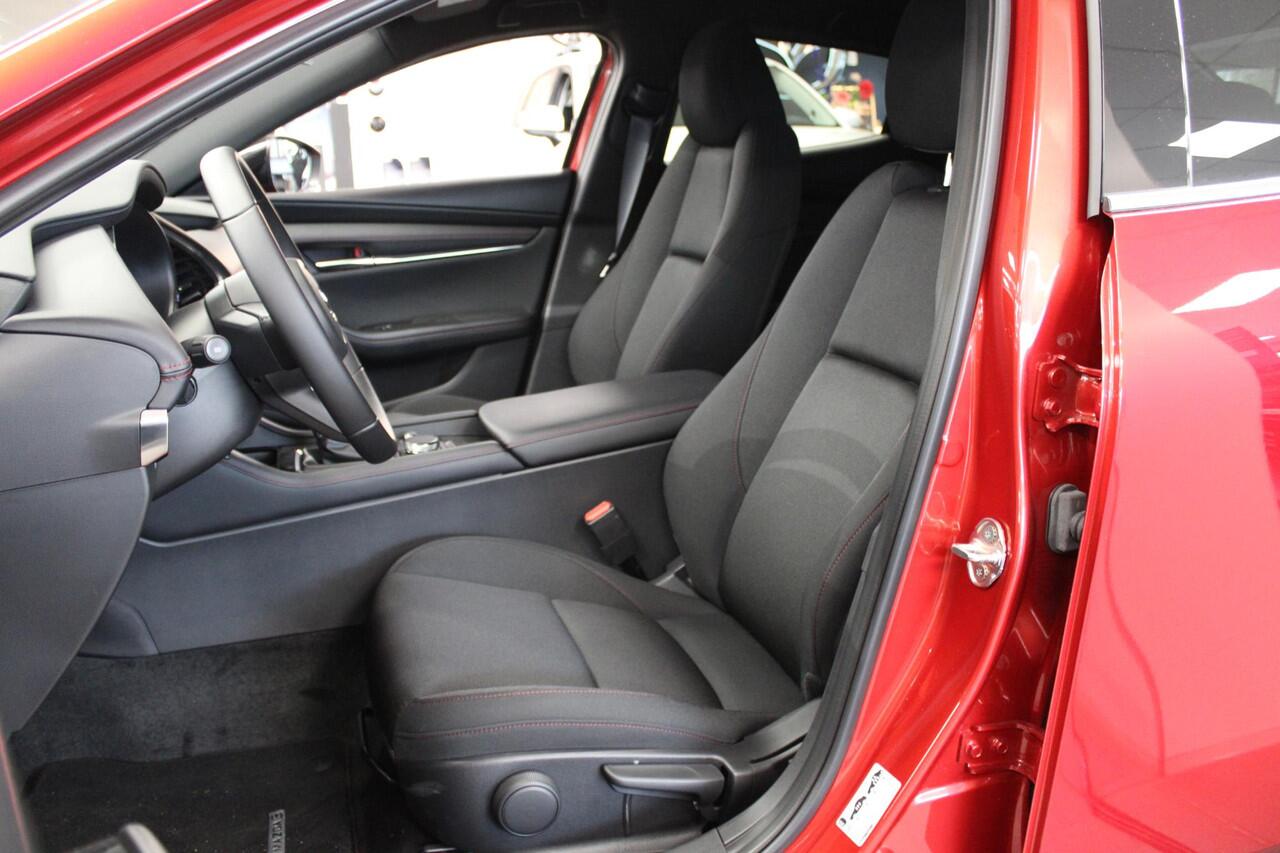 Mazda 3 HB 2.5 e-SkyActiv-G M Hybrid 140 Homura , Demovoordeel ¤ 5.500,-, Automaat, Navi, Adap.Cruise, Clima, Apple Carplay, Camera, PDC, HUD, Stoelverwarming, 18" LMV