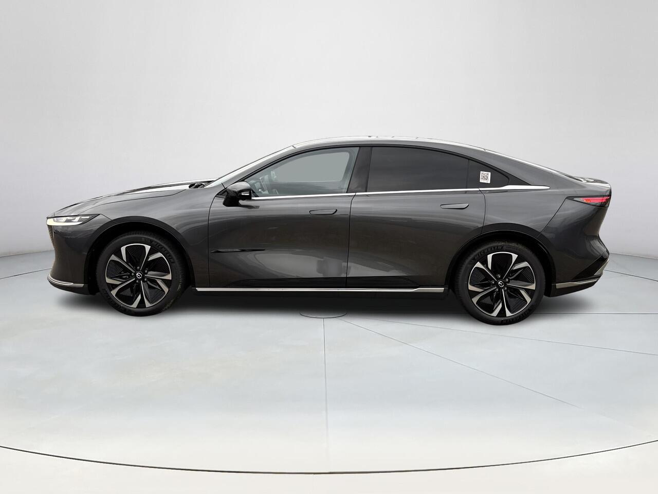 Mazda 6 6e Takumi Plus Long Range 80 kWh | Dit jaar nog rijden 17% bijtelling | Stoelverwarming/verkoeling | Stuurverwarming | Panoramadak | Adaptive cruise-control | Tan-nappa leder interieur | 360-Camera | SONY-premium audiosysteem |