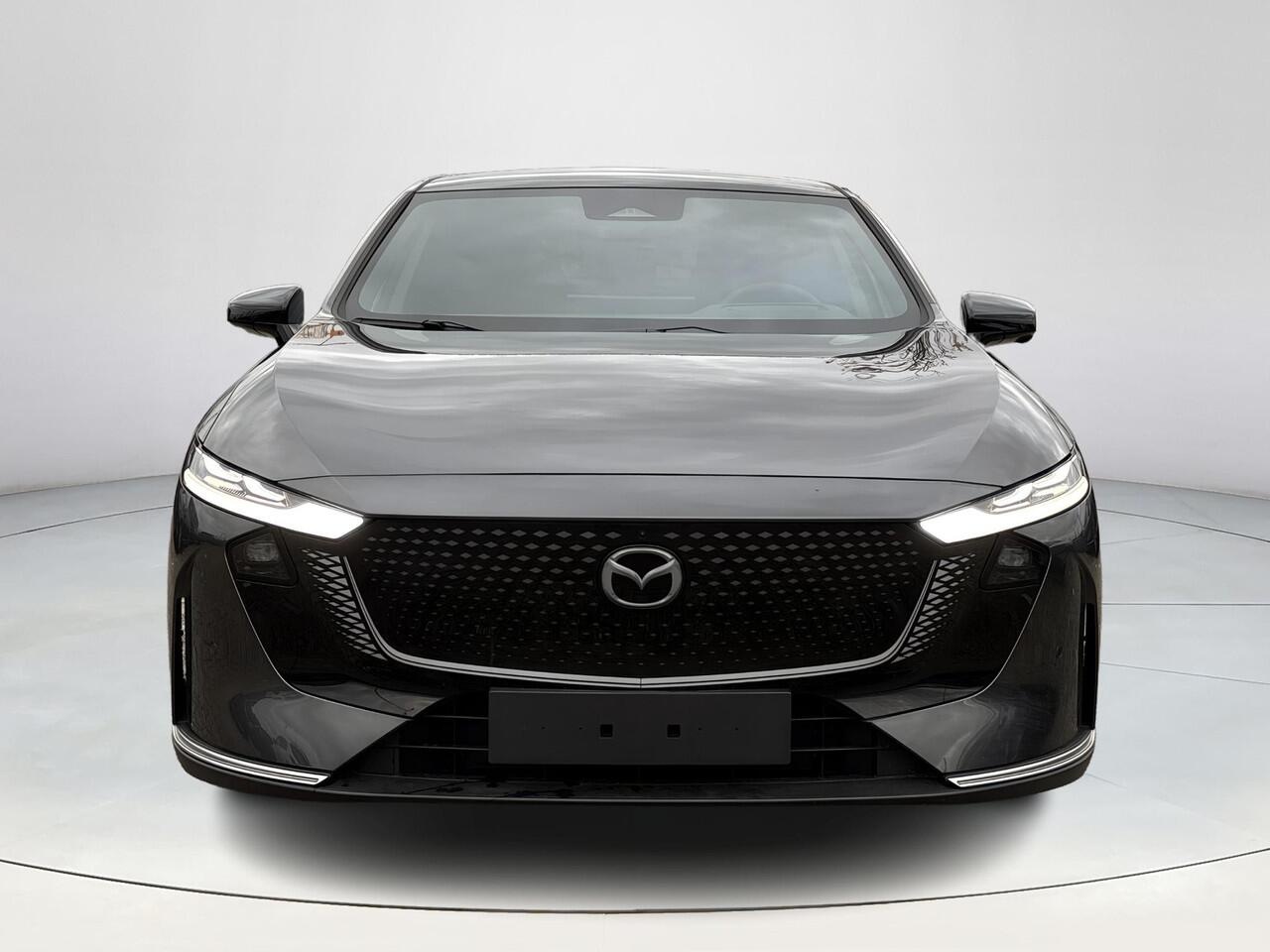 Mazda 6 6e Takumi Plus Long Range 80 kWh | Dit jaar nog rijden 17% bijtelling | Stoelverwarming/verkoeling | Stuurverwarming | Panoramadak | Adaptive cruise-control | Tan-nappa leder interieur | 360-Camera | SONY-premium audiosysteem |