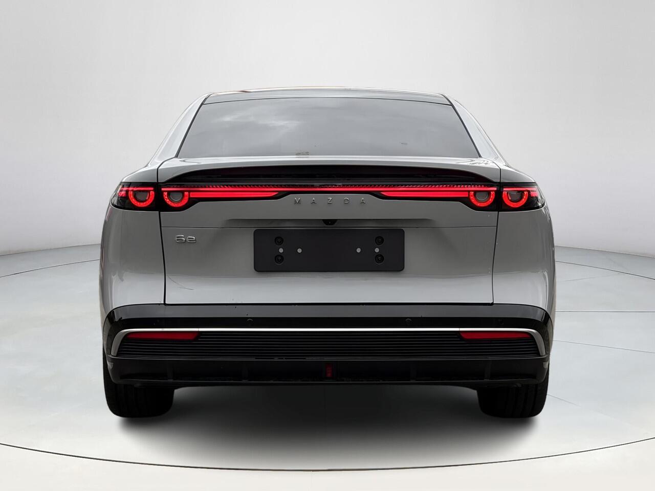 Mazda 6 6e Takumi Long Range 80 kWh | Dit jaar nog rijden 17% bijtelling | Zwart leder | 360 Camera | Geheugenstoelen | Panorama Dak | Headupdisplay | Adaptieve Cruise control | Sony premium audio | Dodehoeksensoren | Trekhaak |