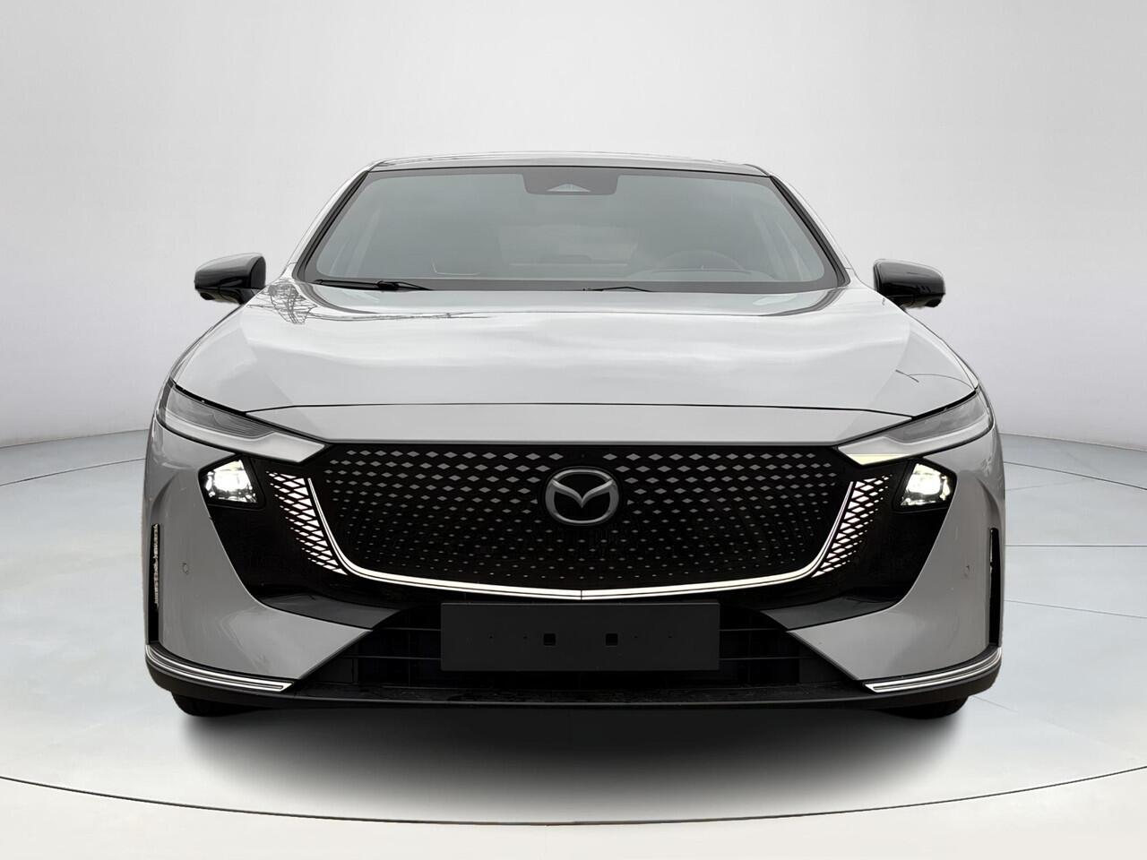 Mazda 6 6e Takumi Long Range 80 kWh | Dit jaar nog rijden 17% bijtelling | Zwart leder | 360 Camera | Geheugenstoelen | Panorama Dak | Headupdisplay | Adaptieve Cruise control | Sony premium audio | Dodehoeksensoren | Trekhaak |