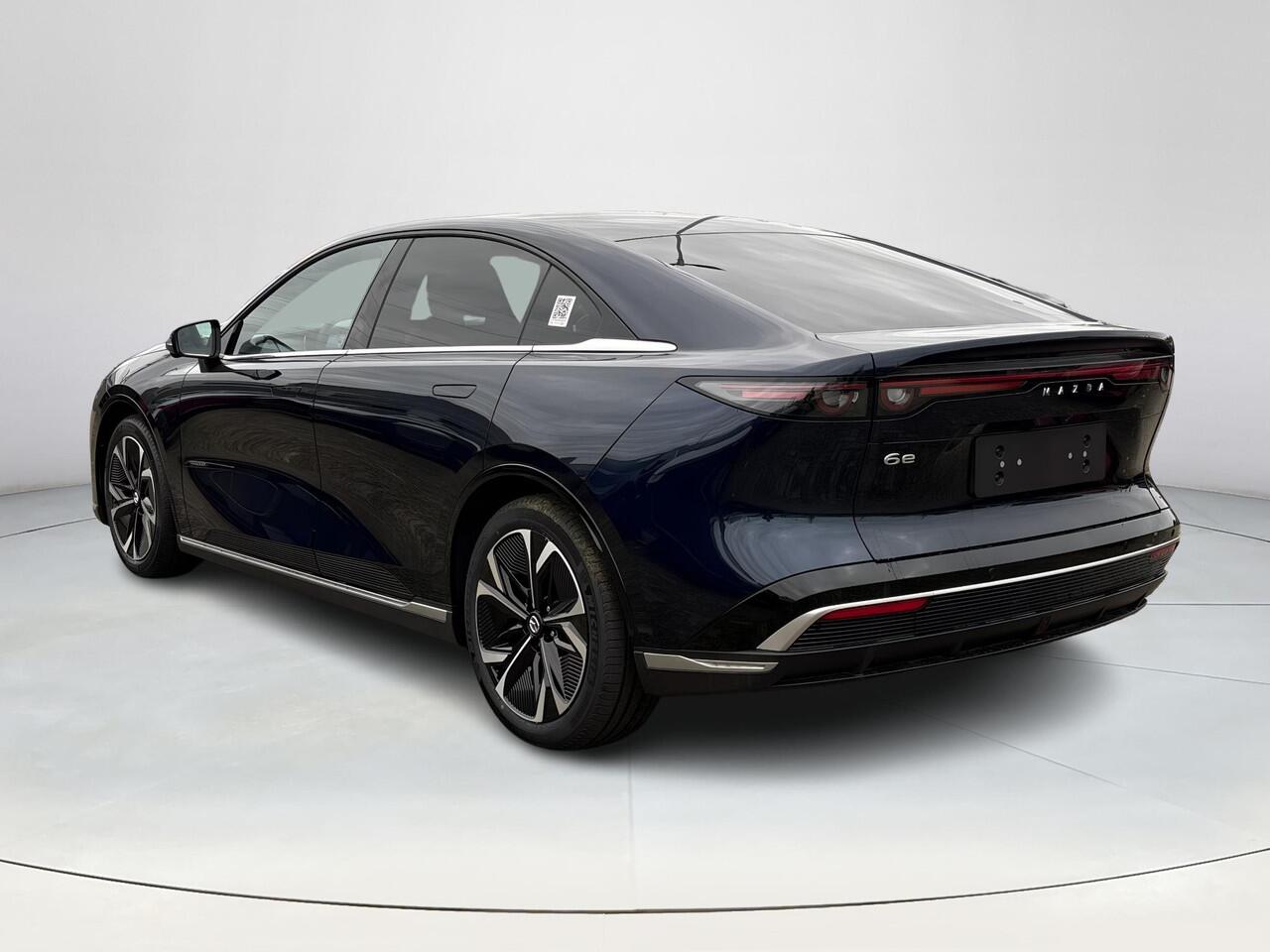 Mazda 6 6e Takumi Long Range 80 kWh | Dit jaar nog rijden 17% bijtelling | Zwart leder | 360 Camera | Geheugenstoelen | Panorama Dak | Headupdisplay | Adaptieve Cruise control | Sony premium audio | Dodehoeksensoren | Trekhaak |