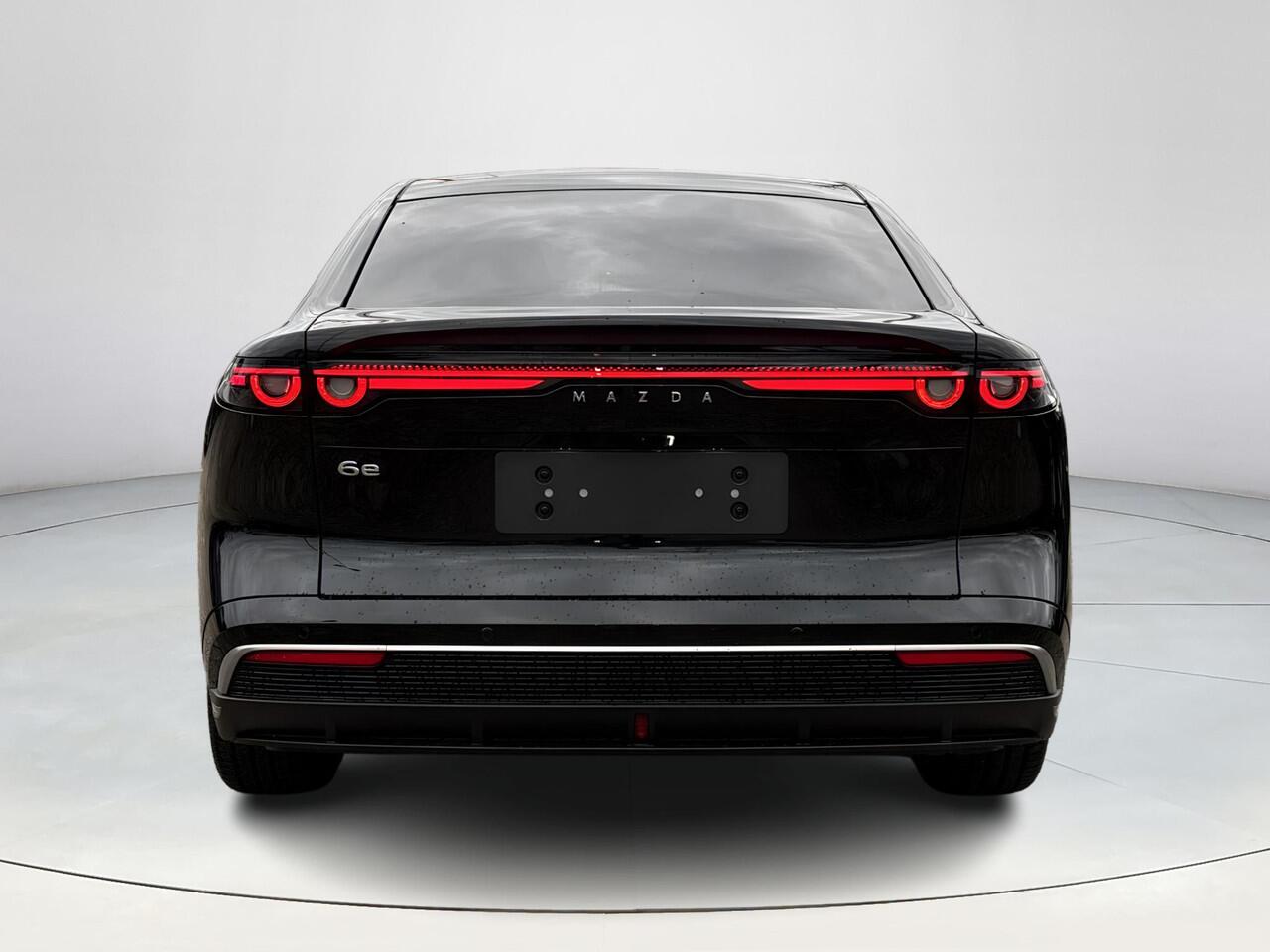 Mazda 6 6e Takumi Plus Long Range 80 kWh | Dit jaar nog rijden 17% bijtelling | Stoelverwarming/verkoeling | Stuurverwarming | Panoramadak | Adaptive cruise-control | Tan-nappa leder interieur | 360-Camera | SONY-premium audiosysteem |