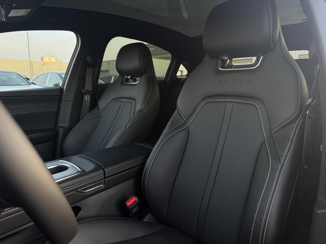 Mazda 6 6e Takumi Long Range 80 kWh | Dit jaar nog rijden 17% bijtelling | Zwart leder | 360 Camera | Geheugenstoelen | Panorama Dak | Headupdisplay | Adaptieve Cruise control | Sony premium audio | Dodehoeksensoren |