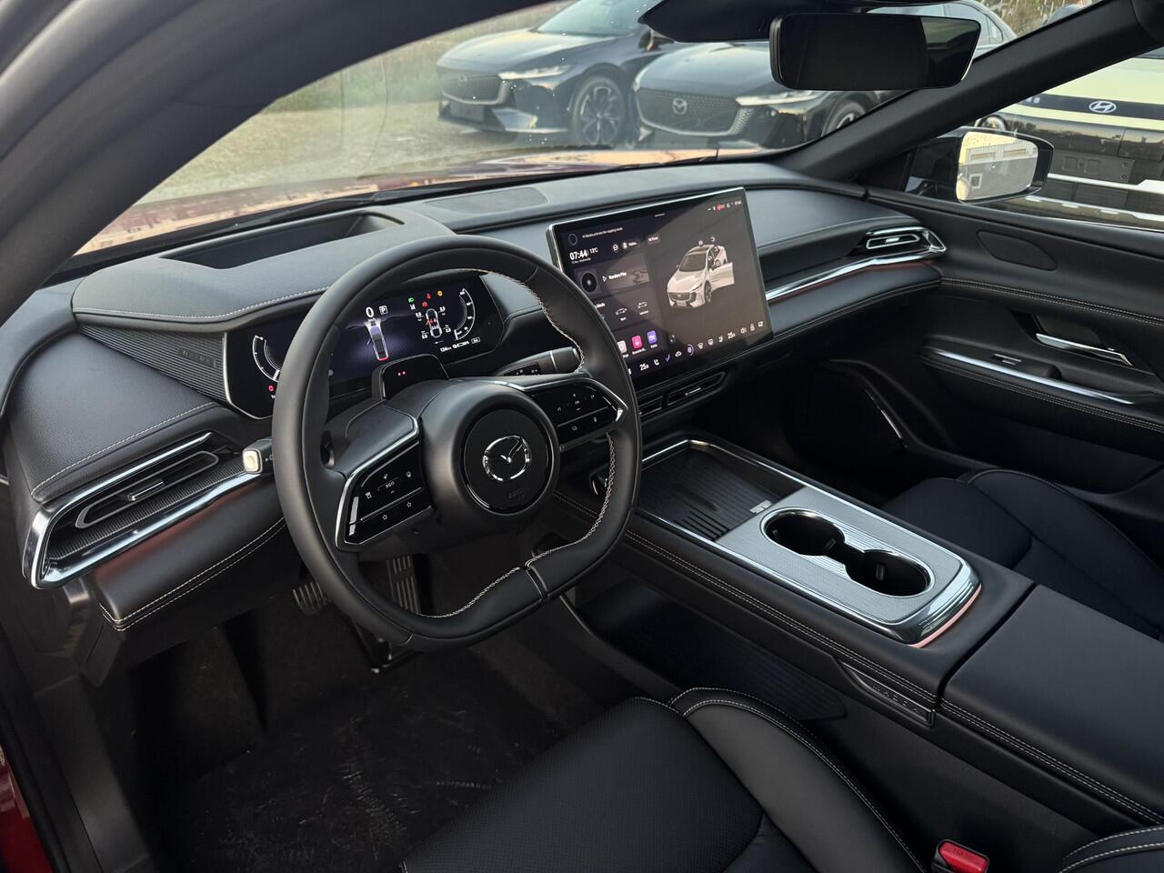 Mazda 6 6e Takumi Long Range 80 kWh | Dit jaar nog rijden 17% bijtelling | Zwart leder | 360 Camera | Geheugenstoelen | Panorama Dak | Headupdisplay | Adaptieve Cruise control | Sony premium audio | Dodehoeksensoren |