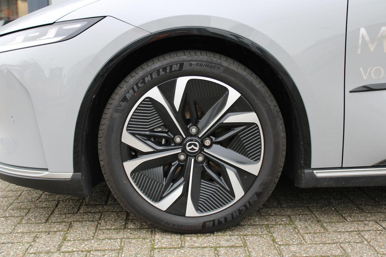 Mazda 6 6e HB Takumi 68.8 kWh , Demovoordeel ¤ 7.590,-, 17% Bijtelling, Automaat, Pano.Dak, Apple Carplay, 360 Camera, Adap.Cruise, LMV 19 Inch,