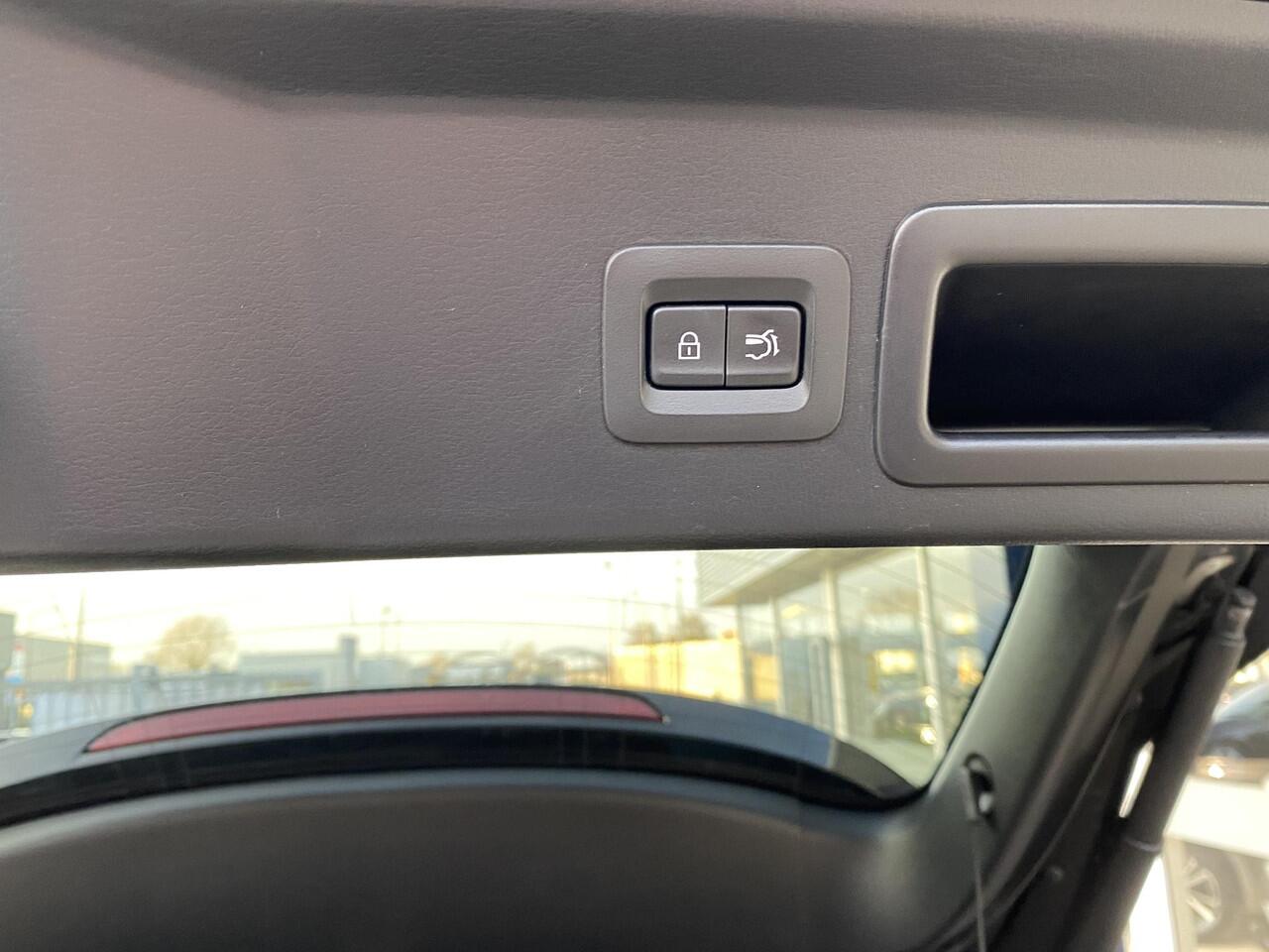 Mazda CX-30 2.0 e-SkyActiv-X M Hybrid Luxury / Automaat / NL-Auto / 1e-Eigenaar / Adaptieve Cruise-Control Stop&Go / Stoelverwarming / Stuurverwarming / Elektr.-Stoelen met Geheugen / Climate-Control / Apple-Carplay & Android-Auto / Head-Up-Display / DAB Radio-Blueto