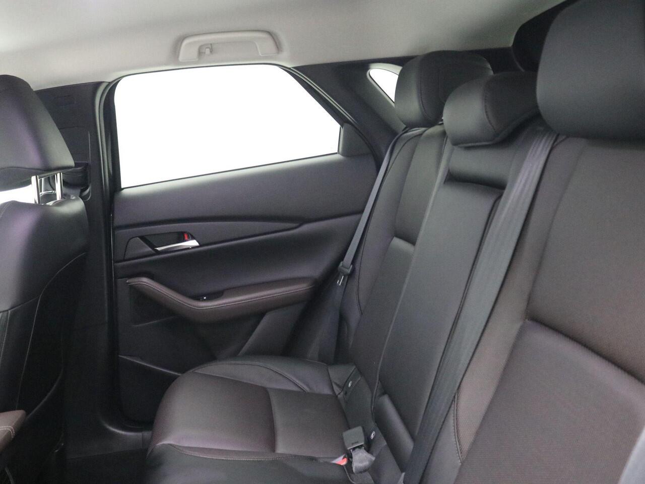 Mazda CX-30 2.0 e-SkyActiv-X M Hybrid Luxury AUTOMAAT / Trekhaak / 1300kg Trekgewicht / Dealeronderhouden / Lederen Bekleding / HUD Display / Adaptieve Cruise Control /