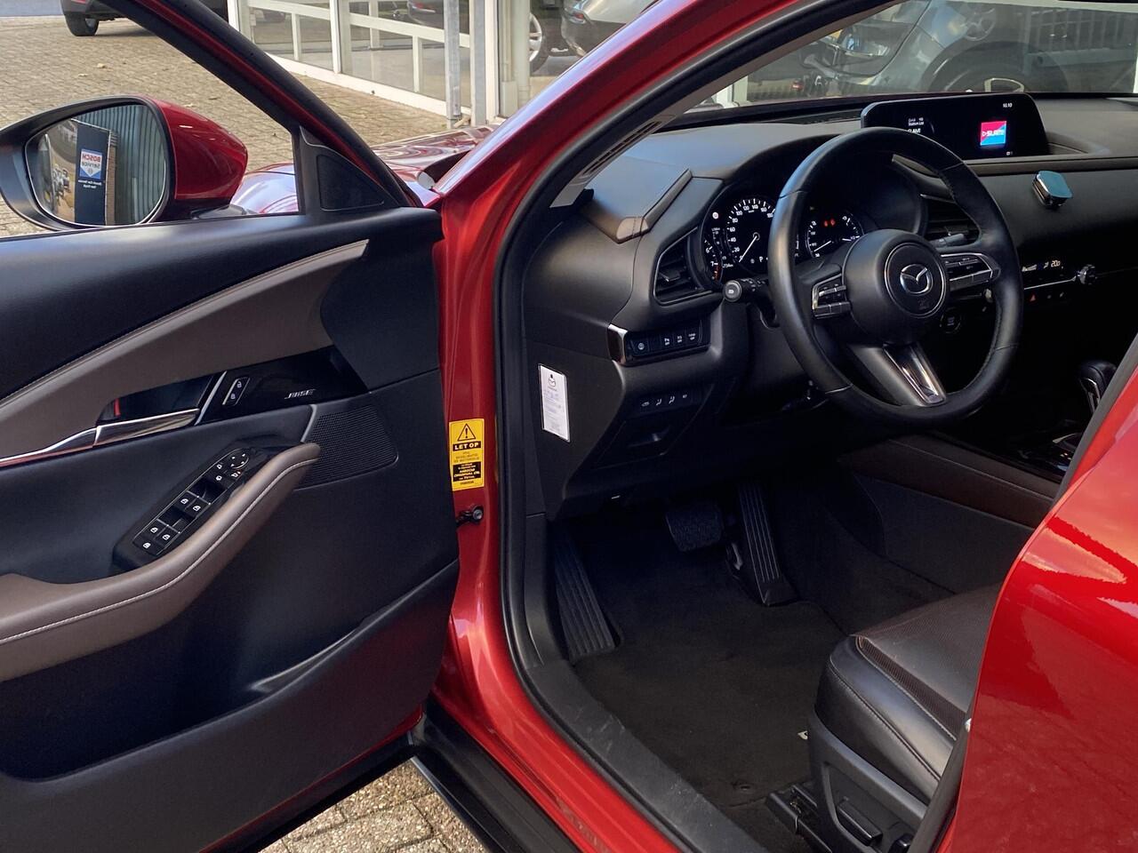 Mazda CX-30 2.0 e-SkyActiv-X M Hybrid Luxury / Automaat / NL-Auto / 1e-Eigenaar / Adaptieve Cruise-Control Stop&Go / Stoelverwarming / Stuurverwarming / Elektr.-Stoelen met Geheugen / Climate-Control / Apple-Carplay & Android-Auto / Head-Up-Display / Elektr.-Achterkl