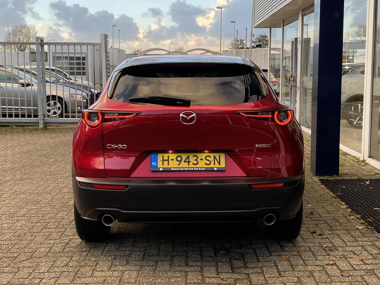 Mazda CX-30 2.0 e-SkyActiv-X M Hybrid Luxury / Automaat / NL-Auto / 1e-Eigenaar / Adaptieve Cruise-Control Stop&Go / Stoelverwarming / Stuurverwarming / Elektr.-Stoelen met Geheugen / Climate-Control / Apple-Carplay & Android-Auto / Head-Up-Display / Elektr.-Achterkl