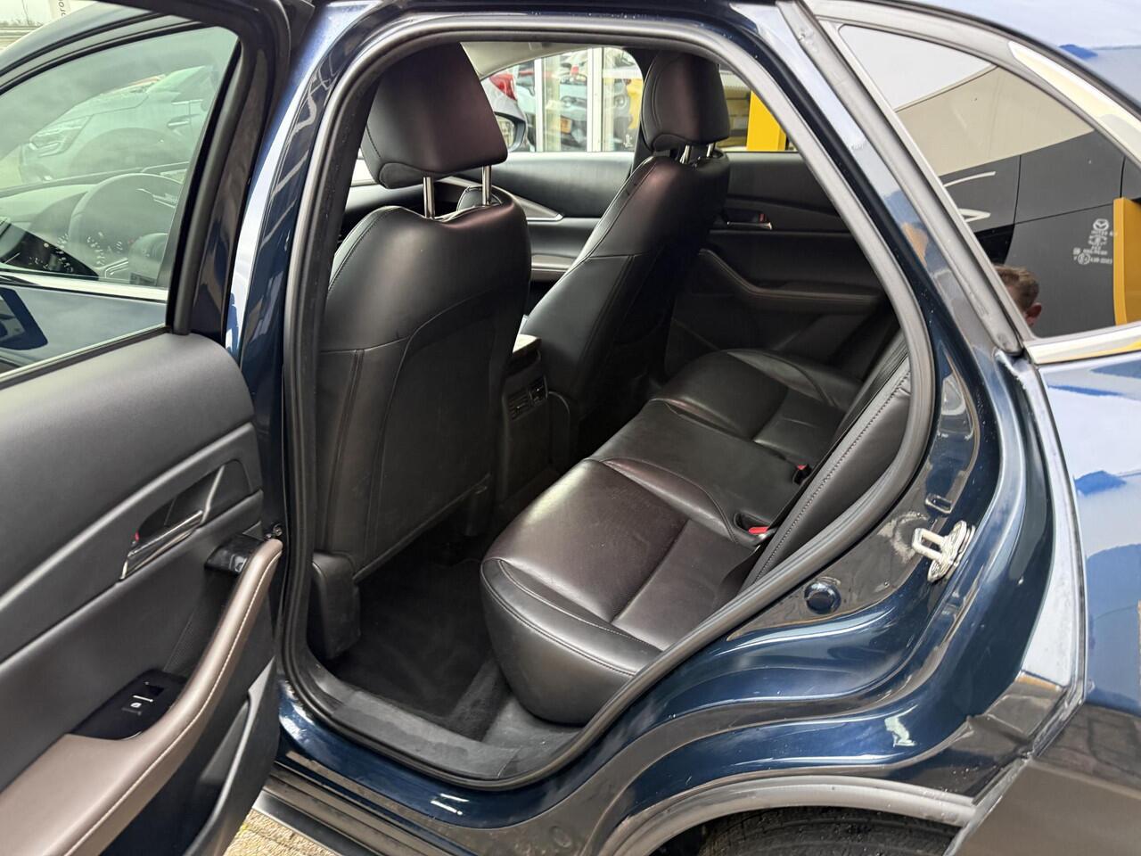 Mazda CX-30 2.0 e-SkyActiv-X M Hybrid Luxury | NAP | elektrisch glazen schuif-/kanteldak | Leer | Stoel & stuur verwarming | 360 graden camera | Bose Audio | Memory Stoelen |