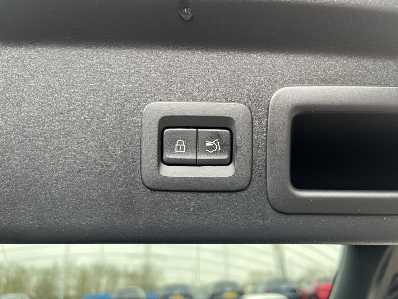 Mazda CX-30 2.0 e-SkyActiv-X M Hybrid Luxury | Trekhaak | Al weather banden |