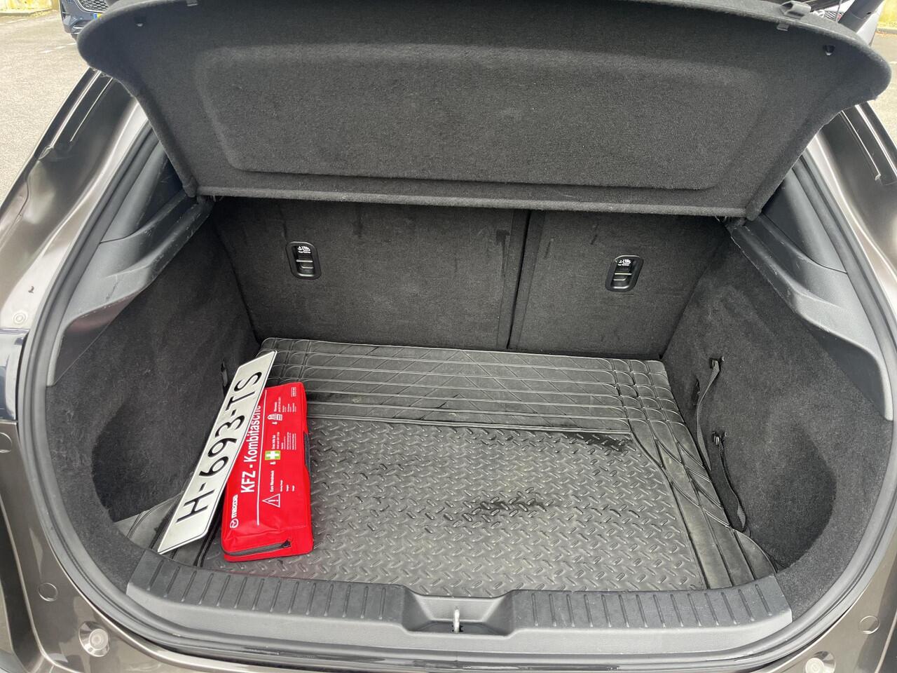 Mazda CX-30 2.0 e-SkyActiv-X M Hybrid Luxury | Trekhaak | Al weather banden |