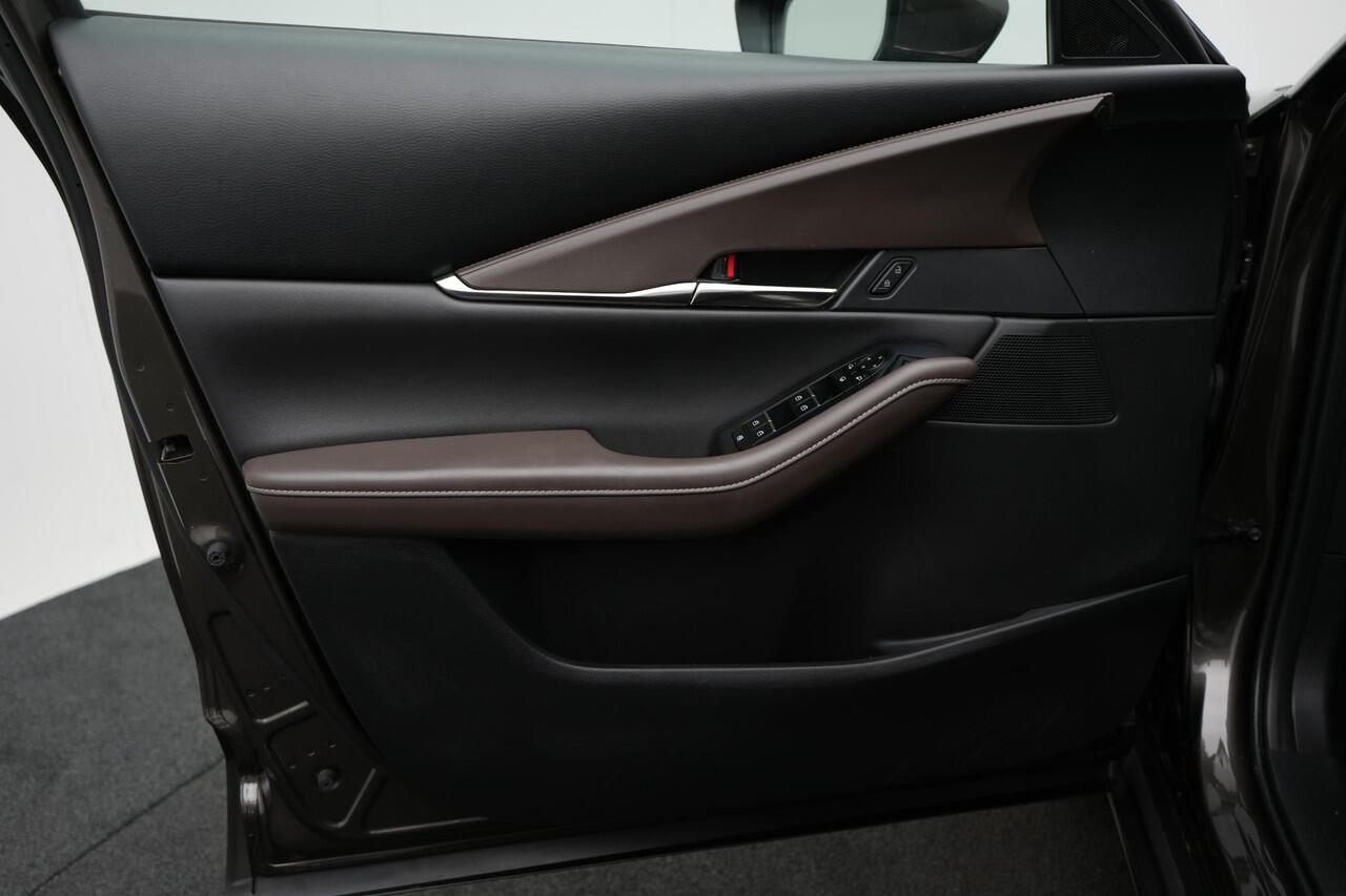 Mazda CX-30 2.0 SkyActiv-X Comfort met leer pakket en all-weather banden : dealer onderhouden