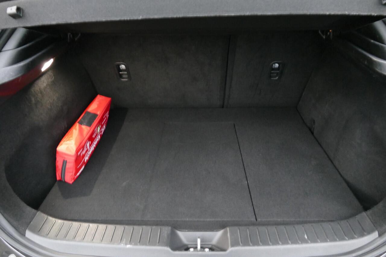 Mazda CX-30 2.0 e-SkyActiv-X M Hybrid Luxury | Stoelgeheugenfunctie | Stoelverwarming | Stuurwielverwarming | Rijklaarprijs