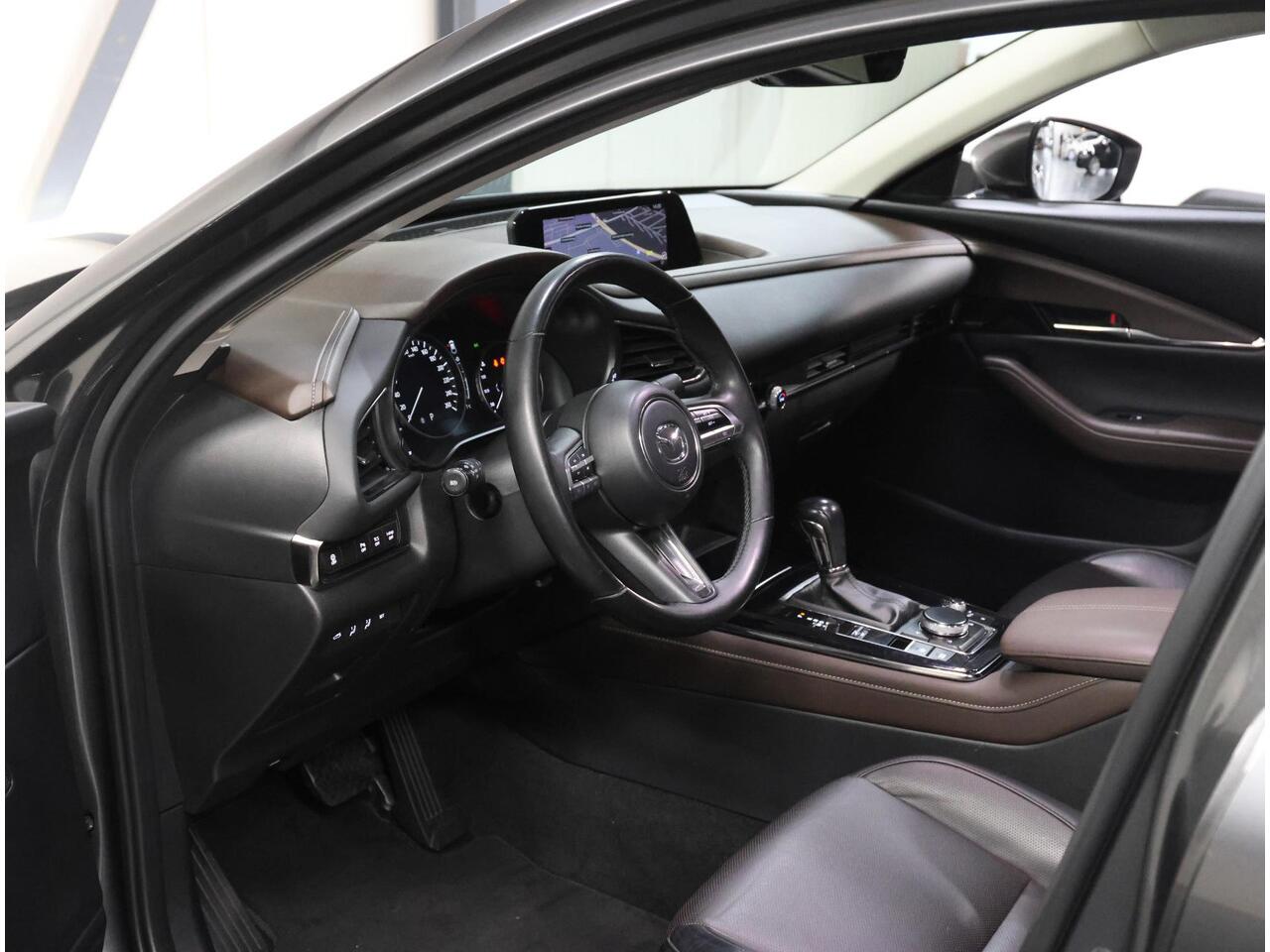 Mazda CX-30 186PK M Hybrid Luxury | 1ste eigenaar | AppleCarPlay/AndroidAuto | Armsteun | Head-Up Display | Navigatie | Stoel/StuurVerwarmd | Trekhaak | Camera | BOSE Sound | LEER | Dodehoekdetectie | Isofix | Privacy Glass | Electrische achterklep |