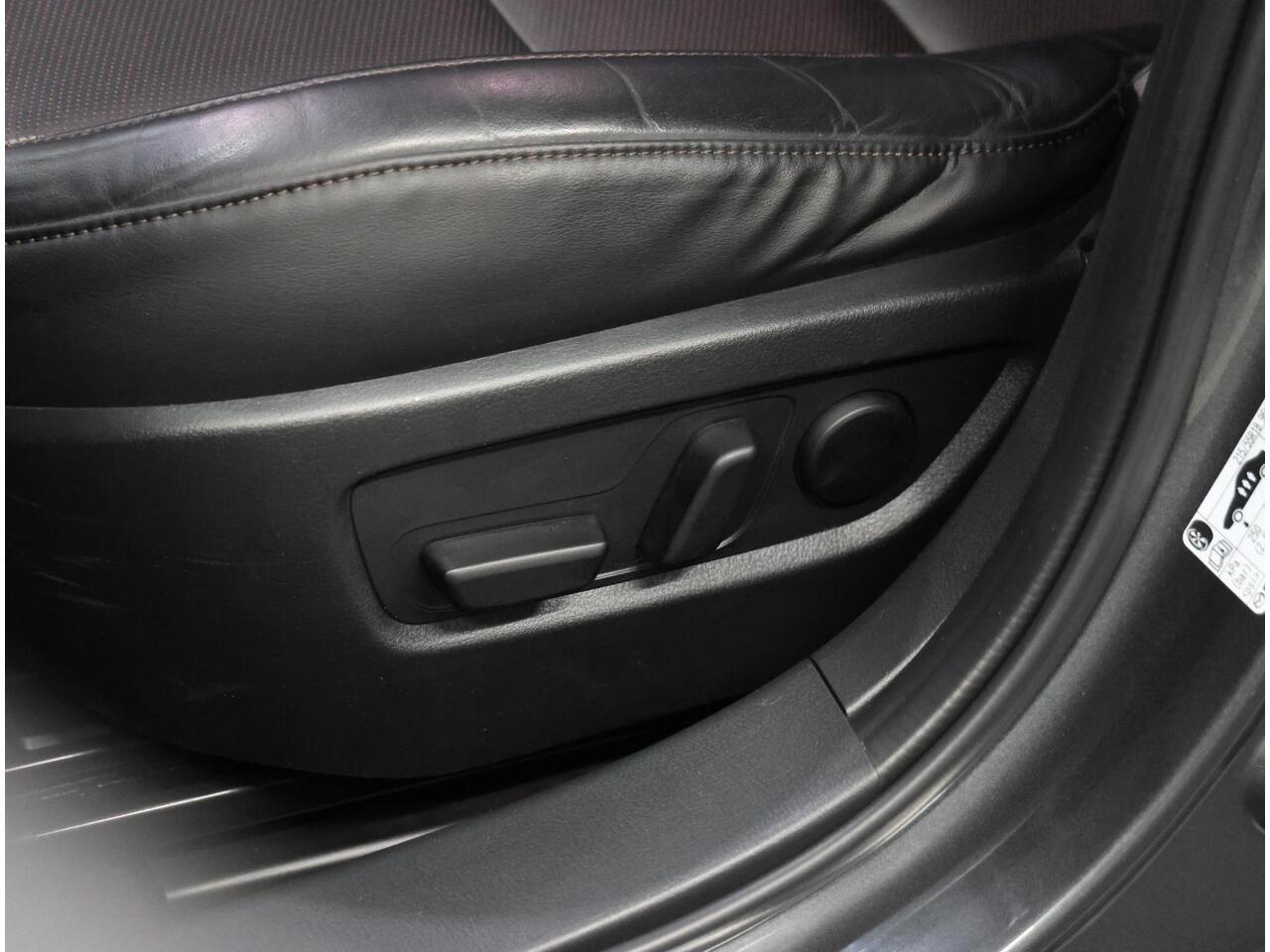 Mazda CX-30 186PK M Hybrid Luxury | 1ste eigenaar | AppleCarPlay/AndroidAuto | Armsteun | Head-Up Display | Navigatie | Stoel/StuurVerwarmd | Trekhaak | Camera | BOSE Sound | LEER | Dodehoekdetectie | Isofix | Privacy Glass | Electrische achterklep |