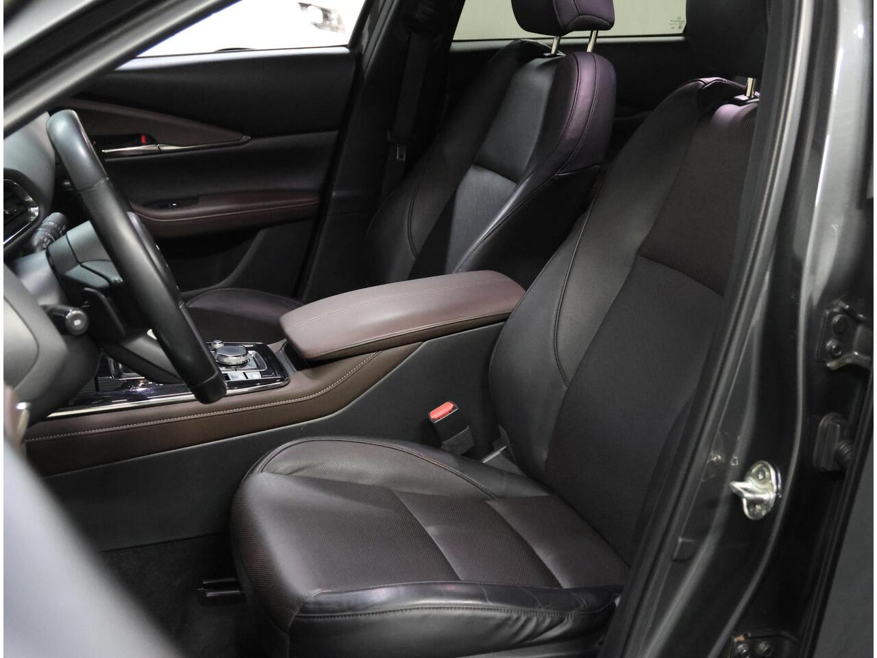 Mazda CX-30 186PK M Hybrid Luxury | 1ste eigenaar | AppleCarPlay/AndroidAuto | Armsteun | Head-Up Display | Navigatie | Stoel/StuurVerwarmd | Trekhaak | Camera | BOSE Sound | LEER | Dodehoekdetectie | Isofix | Privacy Glass | Electrische achterklep |