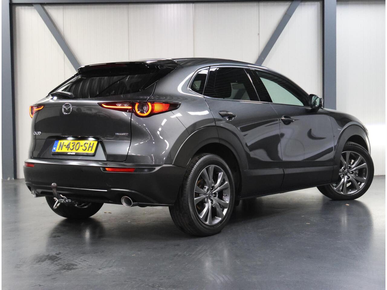 Mazda CX-30 186PK M Hybrid Luxury | 1ste eigenaar | AppleCarPlay/AndroidAuto | Armsteun | Head-Up Display | Navigatie | Stoel/StuurVerwarmd | Trekhaak | Camera | BOSE Sound | LEER | Dodehoekdetectie | Isofix | Privacy Glass | Electrische achterklep |