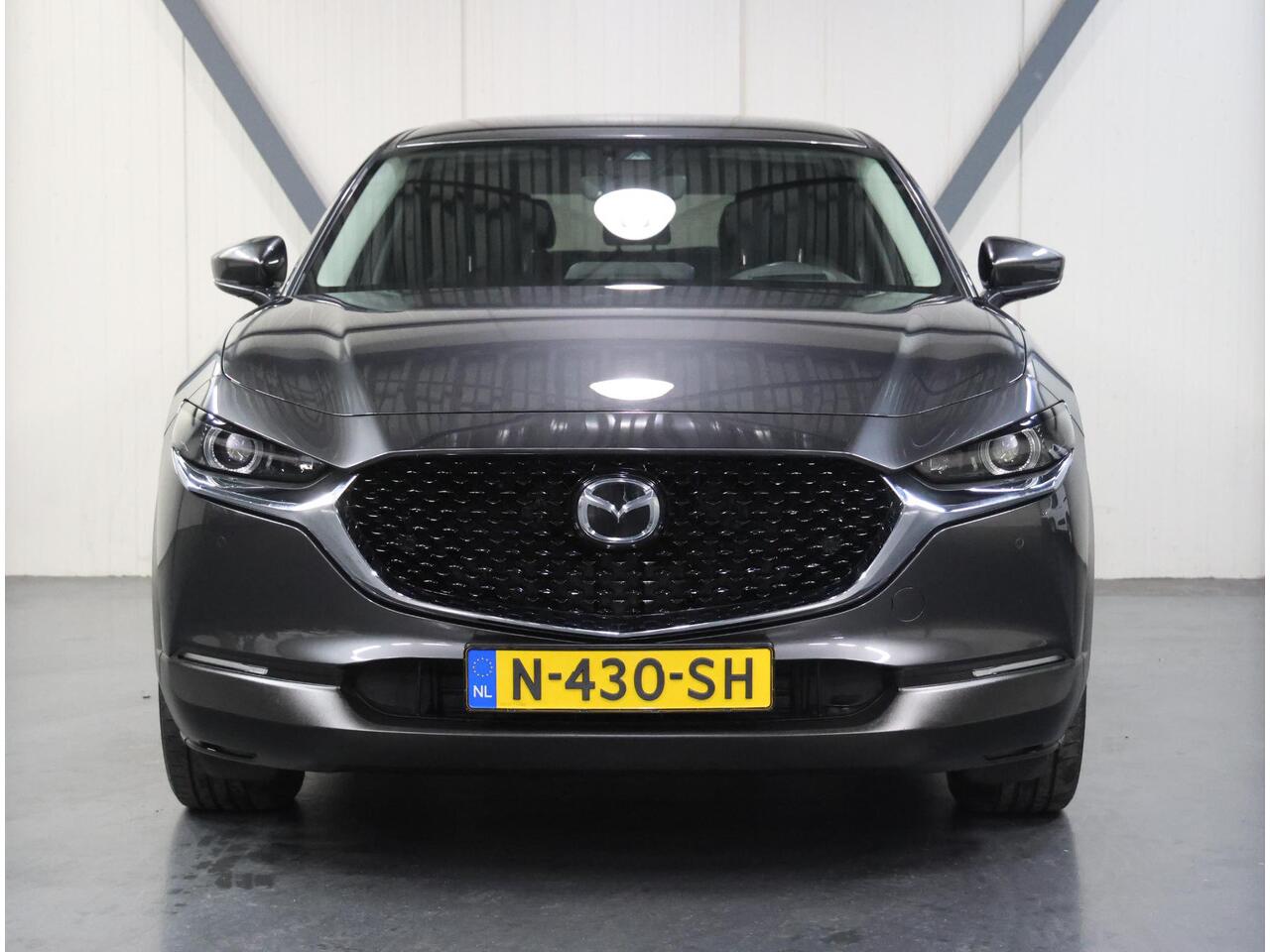 Mazda CX-30 186PK M Hybrid Luxury | 1ste eigenaar | AppleCarPlay/AndroidAuto | Armsteun | Head-Up Display | Navigatie | Stoel/StuurVerwarmd | Trekhaak | Camera | BOSE Sound | LEER | Dodehoekdetectie | Isofix | Privacy Glass | Electrische achterklep |