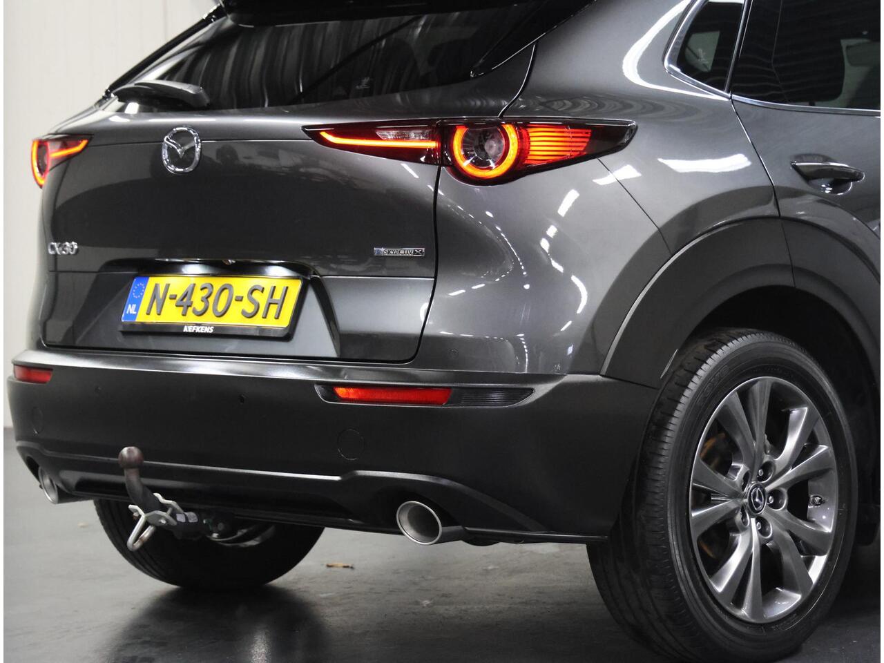 Mazda CX-30 186PK M Hybrid Luxury | 1ste eigenaar | AppleCarPlay/AndroidAuto | Armsteun | Head-Up Display | Navigatie | Stoel/StuurVerwarmd | Trekhaak | Camera | BOSE Sound | LEER | Dodehoekdetectie | Isofix | Privacy Glass | Electrische achterklep |