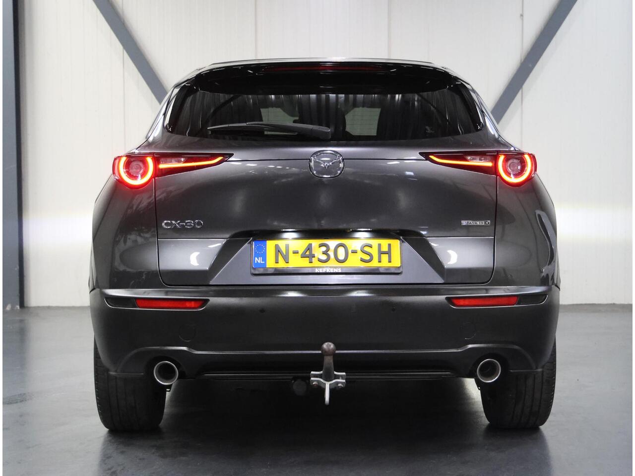 Mazda CX-30 186PK M Hybrid Luxury | 1ste eigenaar | AppleCarPlay/AndroidAuto | Armsteun | Head-Up Display | Navigatie | Stoel/StuurVerwarmd | Trekhaak | Camera | BOSE Sound | LEER | Dodehoekdetectie | Isofix | Privacy Glass | Electrische achterklep |