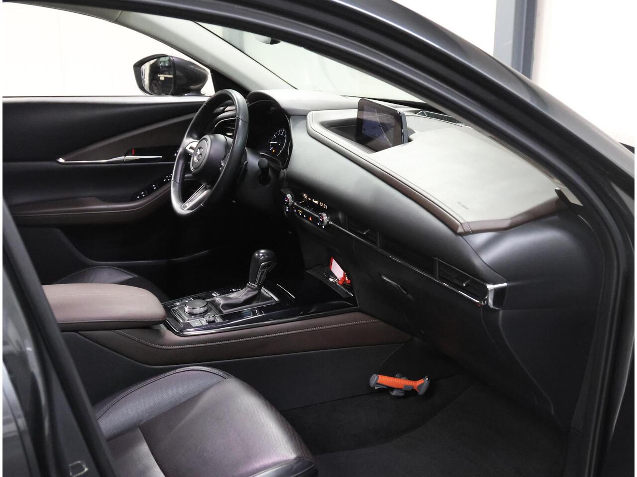 Mazda CX-30 186PK M Hybrid Luxury | 1ste eigenaar | AppleCarPlay/AndroidAuto | Armsteun | Head-Up Display | Navigatie | Stoel/StuurVerwarmd | Trekhaak | Camera | BOSE Sound | LEER | Dodehoekdetectie | Isofix | Privacy Glass | Electrische achterklep |