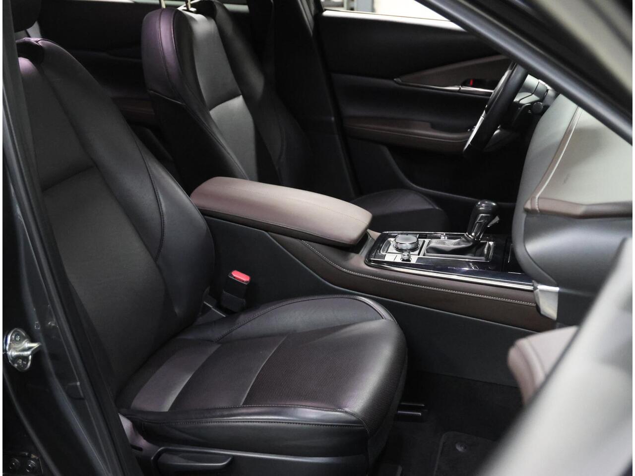 Mazda CX-30 186PK M Hybrid Luxury | 1ste eigenaar | AppleCarPlay/AndroidAuto | Armsteun | Head-Up Display | Navigatie | Stoel/StuurVerwarmd | Trekhaak | Camera | BOSE Sound | LEER | Dodehoekdetectie | Isofix | Privacy Glass | Electrische achterklep |