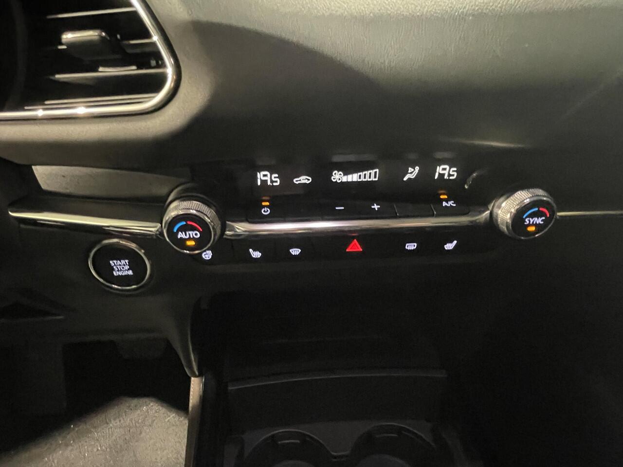 Mazda CX-30 2.0 e-SkyActiv-X M Hybrid Luxury | Trekhaak | Stoelverwarming | Achteruitrijcamera | Navigatie |