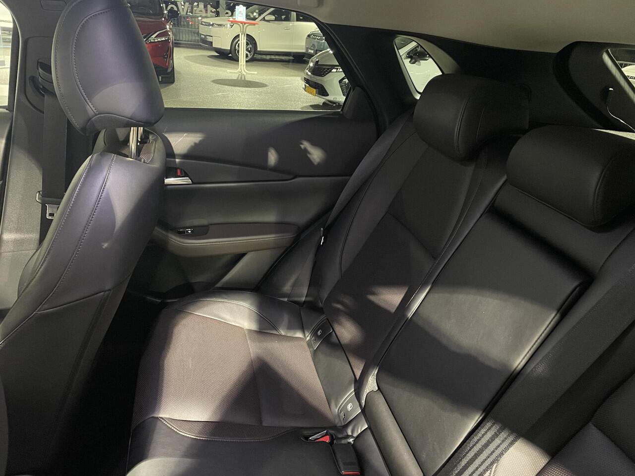 Mazda CX-30 2.0 e-SkyActiv-X M Hybrid Luxury | Trekhaak | Stoelverwarming | Achteruitrijcamera | Navigatie |