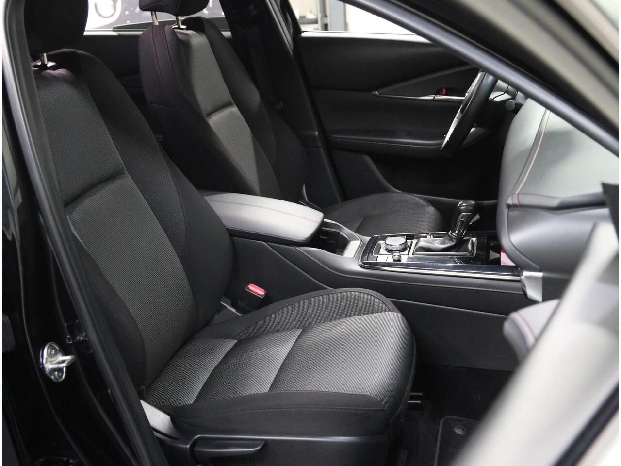 Mazda CX-30 186pk M Hybrid Sportive | 1ste eigenaar | Armsteun | Camera | StuurVerwarming | Adaptieve Cruise Control | Climate Control | Navigatie | Dodehoekdetectie | AUTOMAAT | Elektrische Achterklep | AppleCarplay/AndroidAuto