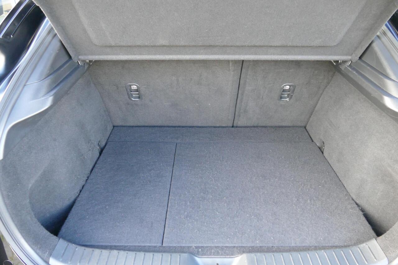 Mazda CX-30 2.0 e-SkyActiv-X M Hybrid Luxury | Schuifkanteldak | I-Activense pakket | Stuurwielverwarming | Rijklaarprijs |