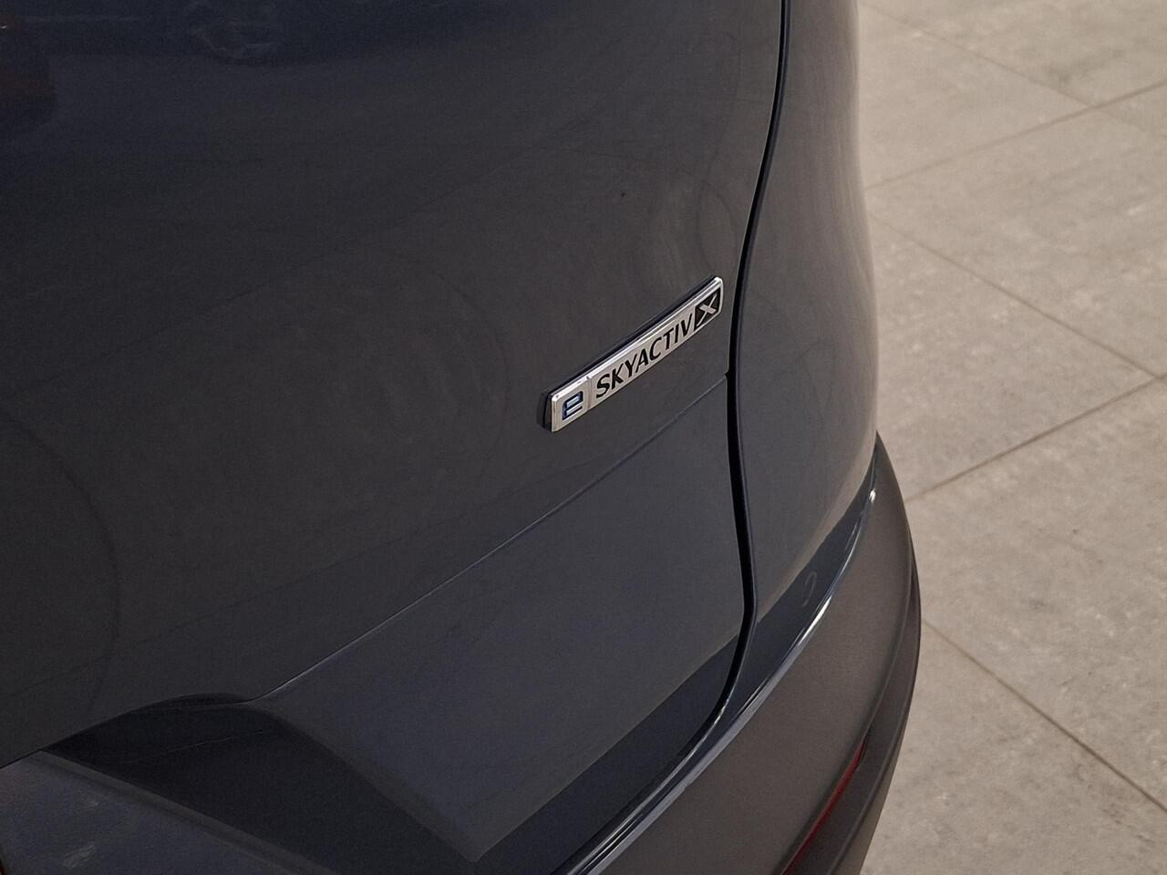 Mazda CX-30 2.0 e-SkyActiv-X M Hybrid Luxury | Apple Carplay/Android Auto | Achteruitrijcamera | Stoel/stuurverwarming | Elektrische achterklep | Afneembare trekhaak |