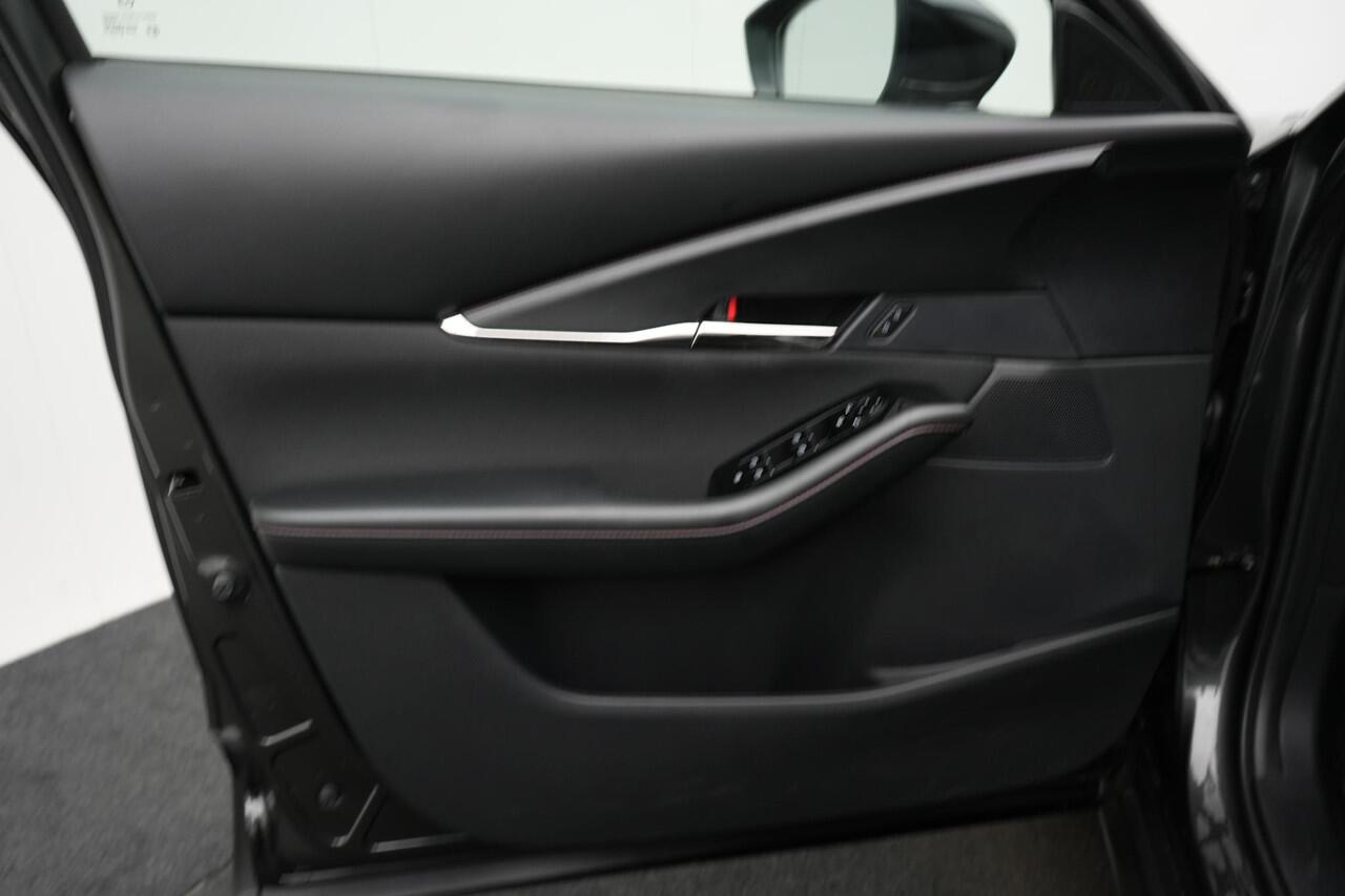 Mazda CX-30 2.0 e-SkyActiv-G Homura met afneembare trekhaak en all-weather banden : dealer onderhouden