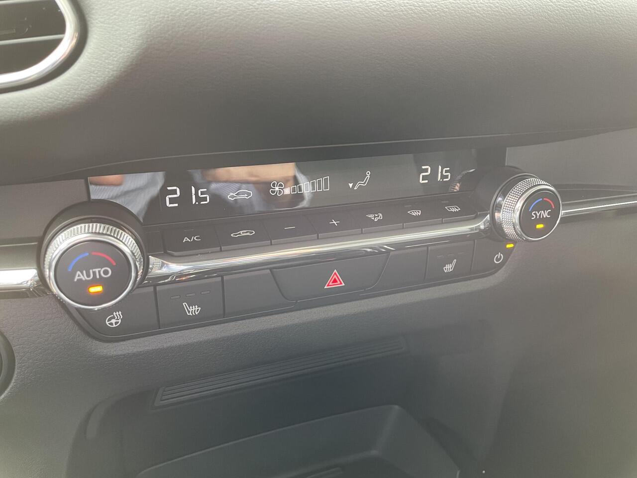 Mazda CX-30 2.0 e-SkyActiv-X 186 M Hybrid Centre Line , Demovoordeel ¤ 5.040,-, Adap. Cruise, Clima, Stoelverwarming, Stuurverwarming, LMV 18 Inch, Stoffen bekleding, Camera, PDC, Navi, HUD, Apple Carplay