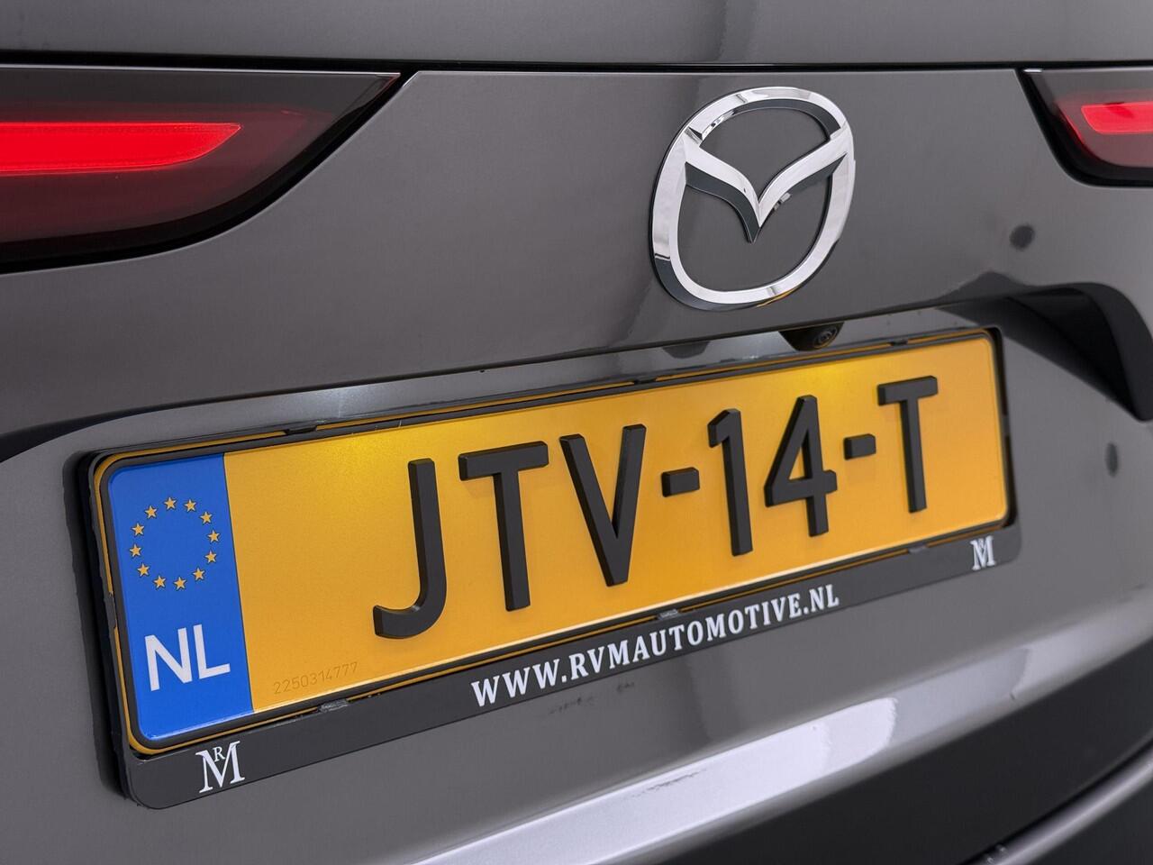 Mazda CX-80 2.5 e-SkyActiv PHEV Homura Plus 6p. VAN ¤ 59.900,- VOOR ¤ 53.899,- UW LENTEVOORDEEL ¤6.001,-! |7 PERSOONS| ELEK. ACHTERKLEP | PANO| HEAD-UP | DODE HOEK| ADAPTIVE. CRUISE | ACHTERBANK VERWARMD |BOSE | SUPER COMPLEET!