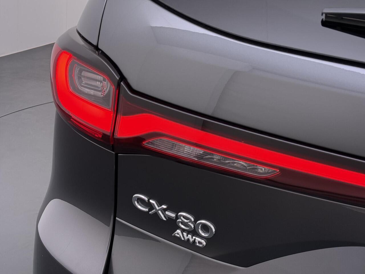 Mazda CX-80 2.5 e-SkyActiv PHEV Homura Plus 6p. VAN ¤ 59.900,- VOOR ¤ 53.899,- UW LENTEVOORDEEL ¤6.001,-! |7 PERSOONS| ELEK. ACHTERKLEP | PANO| HEAD-UP | DODE HOEK| ADAPTIVE. CRUISE | ACHTERBANK VERWARMD |BOSE | SUPER COMPLEET!