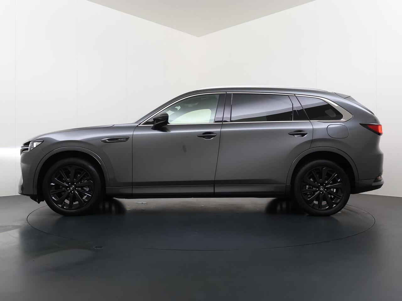 Mazda CX-80 2.5 e-SkyActiv PHEV Homura Plus 6p. VAN ¤ 59.900,- VOOR ¤ 53.899,- UW LENTEVOORDEEL ¤6.001,-! |7 PERSOONS| ELEK. ACHTERKLEP | PANO| HEAD-UP | DODE HOEK| ADAPTIVE. CRUISE | ACHTERBANK VERWARMD |BOSE | SUPER COMPLEET!