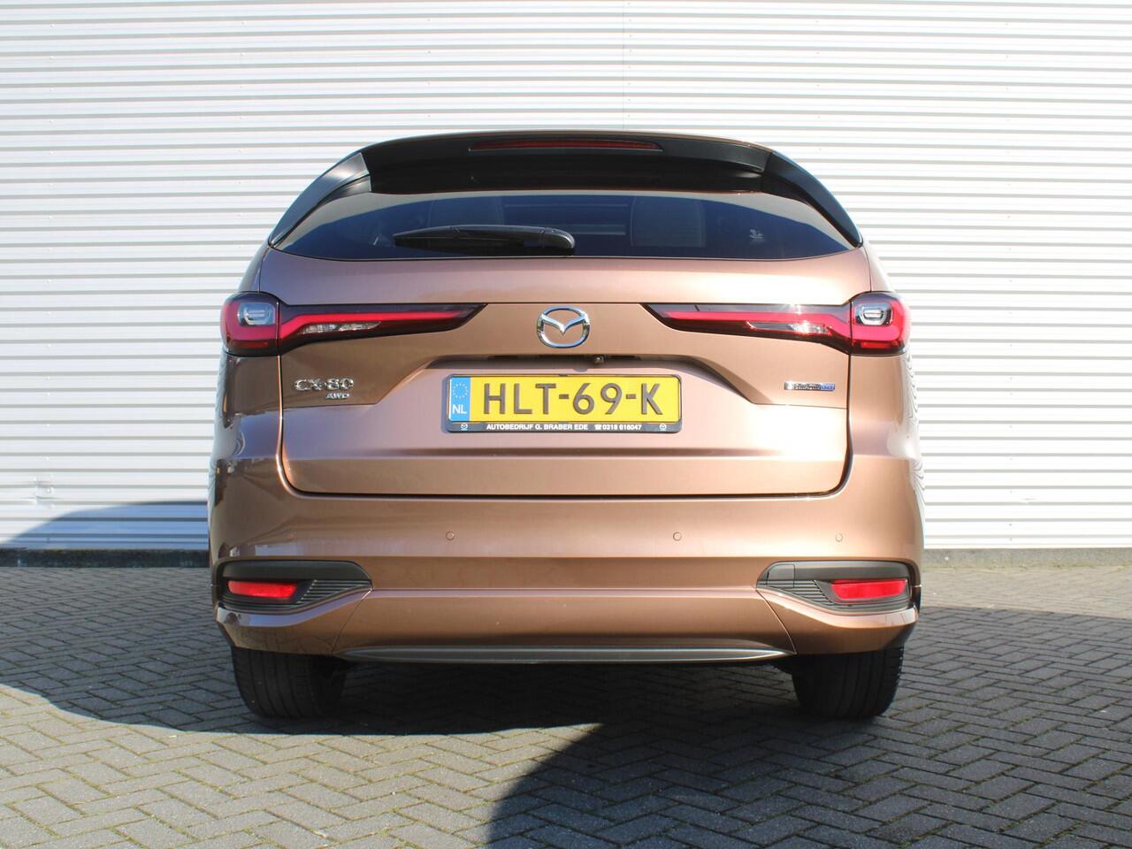 Mazda CX-80 2.5 e-SkyActiv PHEV Homura Plus | Trekhaak | Stuur-/stoelverwarming + ventilatie | 360 Camera | Schuifdak | Elek. stoelverst. | 20" LM | Leer | 7-zits |