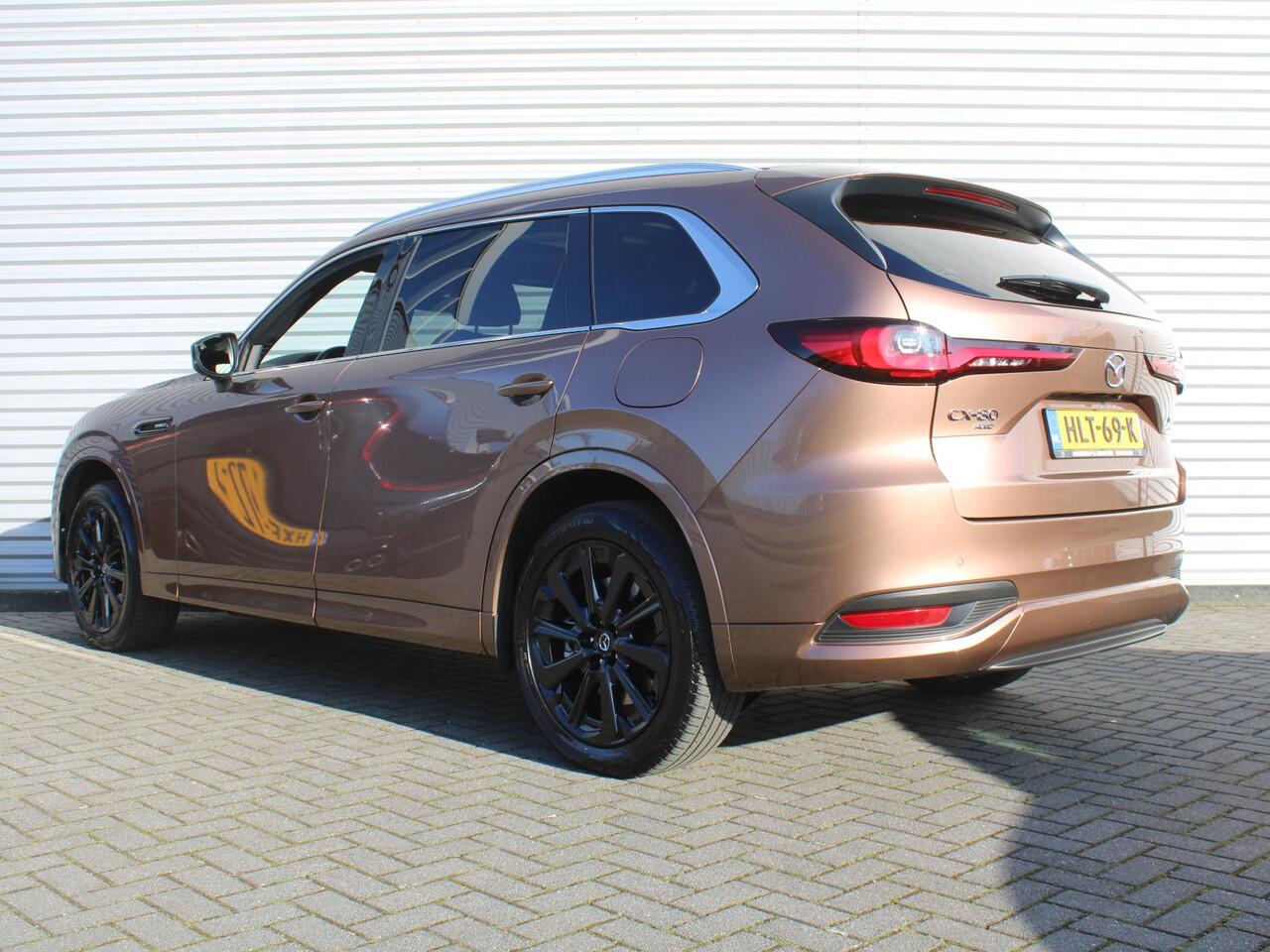 Mazda CX-80 2.5 e-SkyActiv PHEV Homura Plus | Trekhaak | Stuur-/stoelverwarming + ventilatie | 360 Camera | Schuifdak | Elek. stoelverst. | 20" LM | Leer | 7-zits |