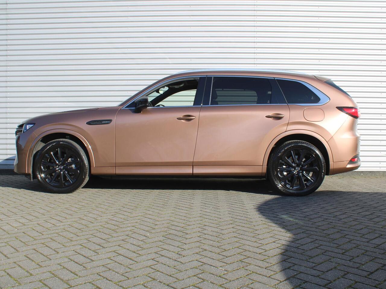 Mazda CX-80 2.5 e-SkyActiv PHEV Homura Plus | Trekhaak | Stuur-/stoelverwarming + ventilatie | 360 Camera | Schuifdak | Elek. stoelverst. | 20" LM | Leer | 7-zits |